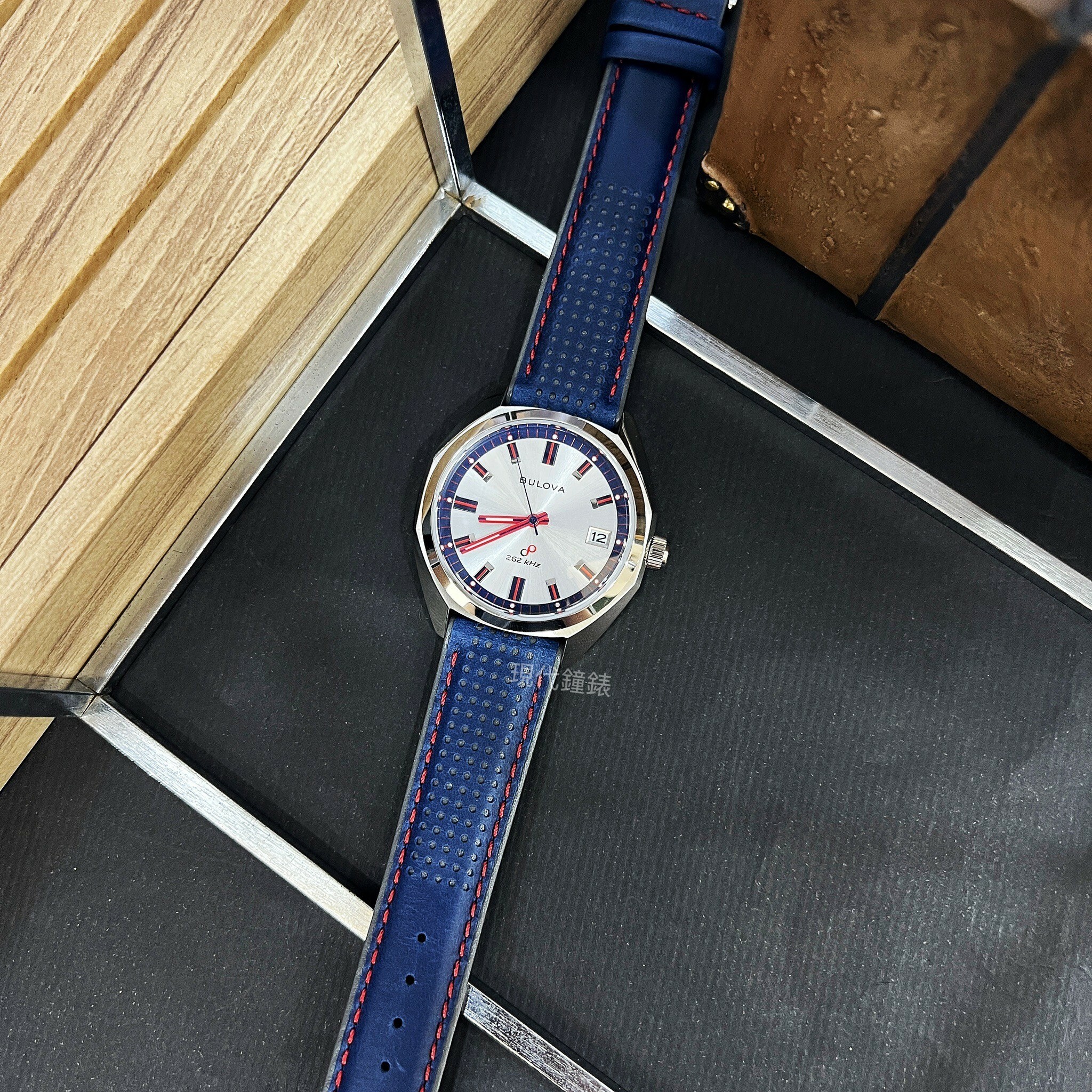 【BULOVA 寶路華】1973 Jet Star 'F' 經典白面盤高振頻男錶-贈錶帶 96K112 40mm 現代鐘錶