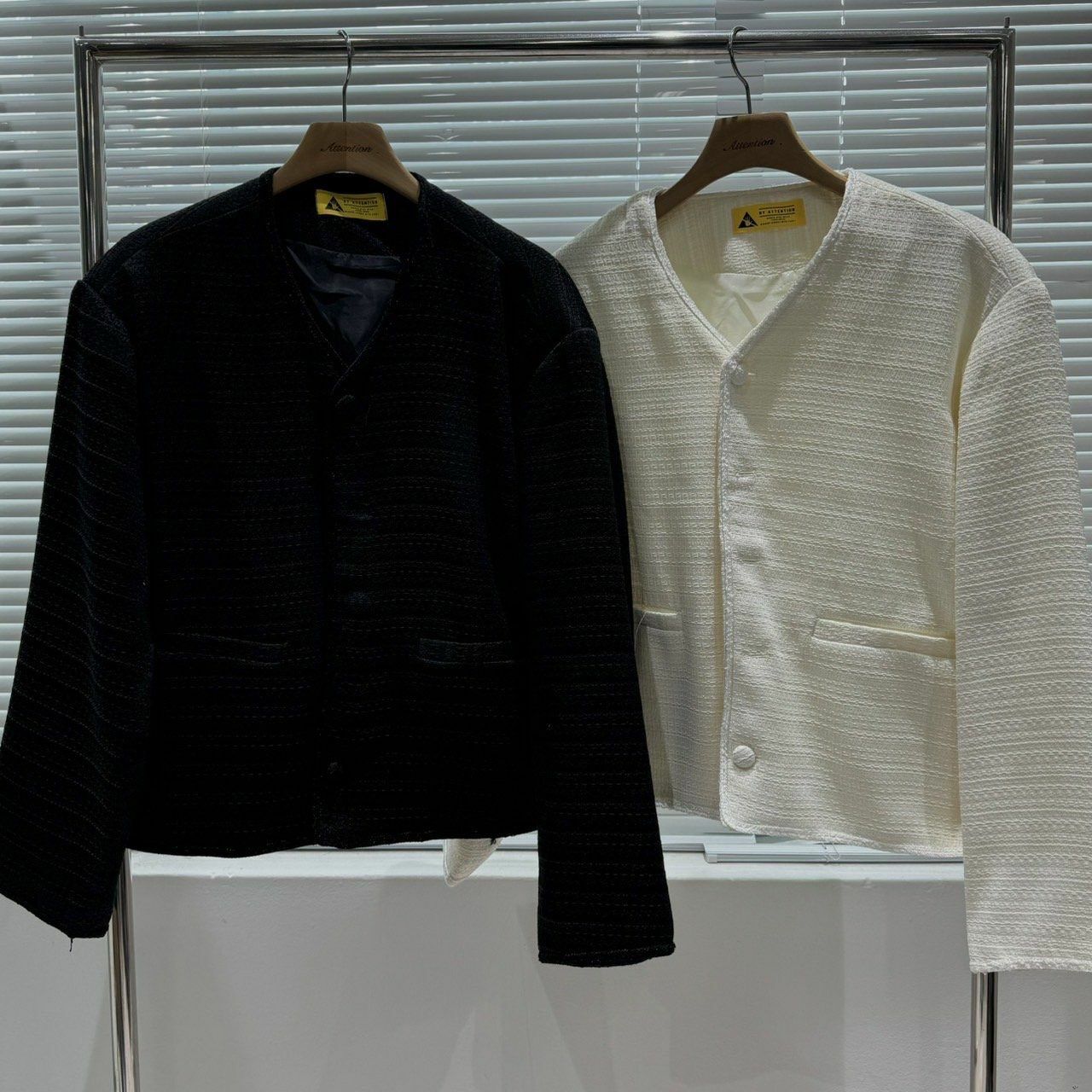 淨色暗紋V領開胸外套 BY ATTENTION-291JK