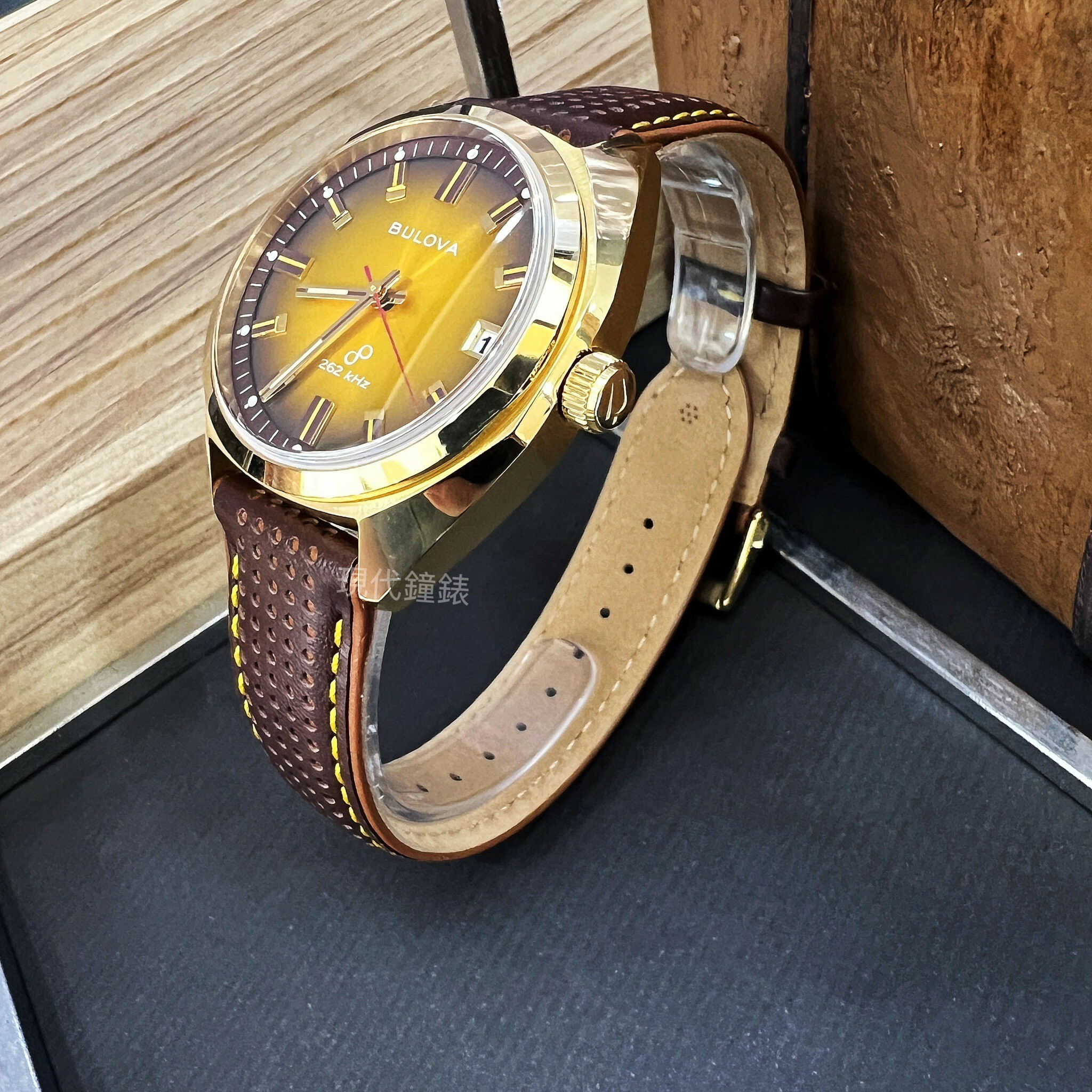 【BULOVA 寶路華】1973 Jet Star 'F' 復古金色面盤高振頻男錶97B214 40mm 現代鐘錶