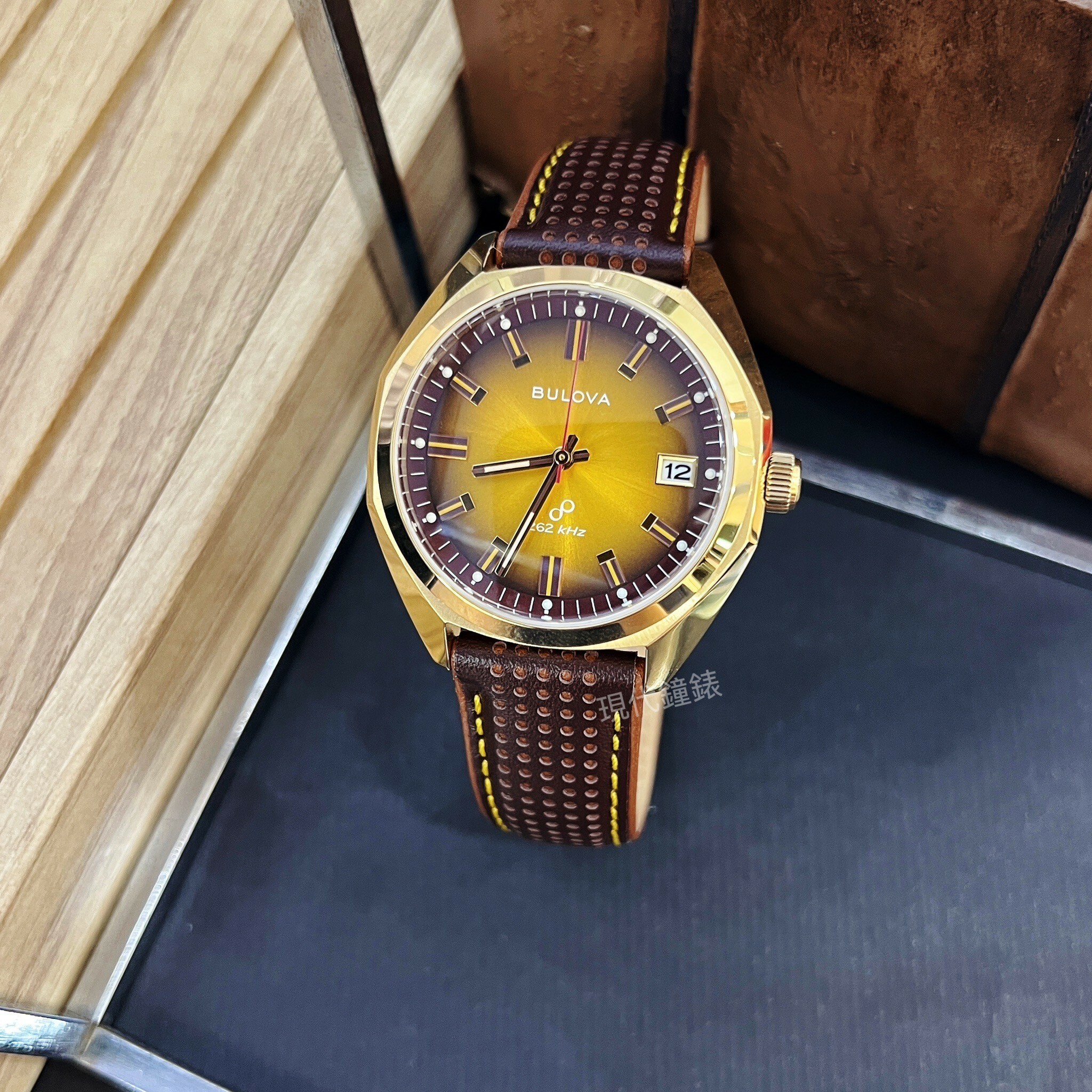 【BULOVA 寶路華】1973 Jet Star 'F' 復古金色面盤高振頻男錶97B214 40mm 現代鐘錶