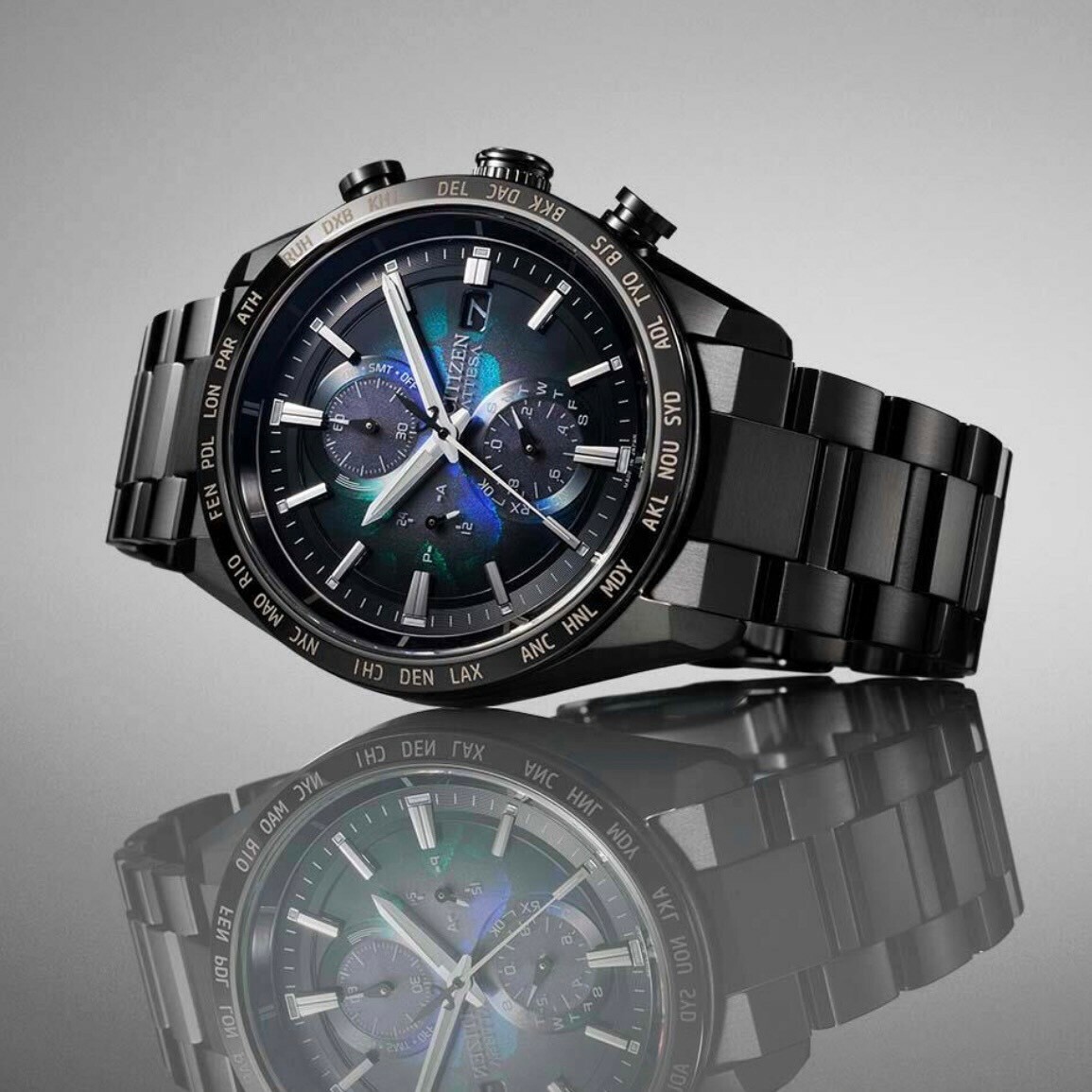 【CITIZEN 星辰】100週年限量宇宙幻彩 鈦金屬光動能電波手錶 AT8286-65E 42mm現代鐘錶