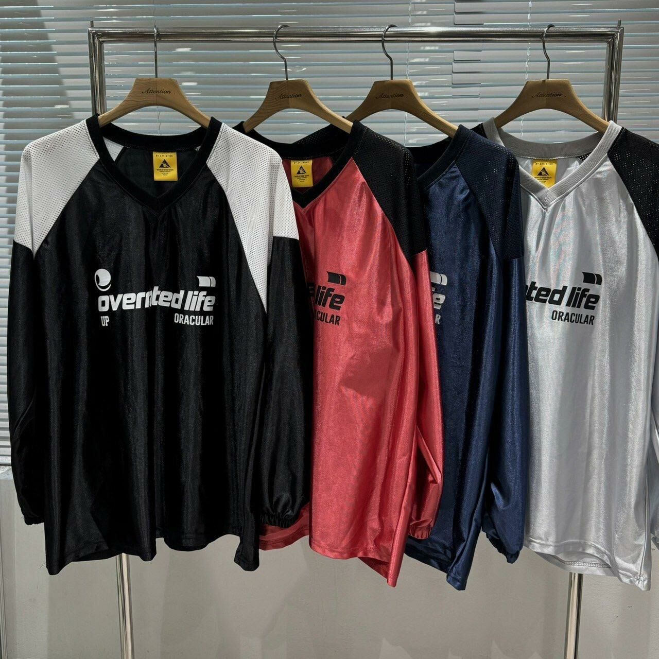 V領拼色英文字長袖衫 BY ATTENTION-298T