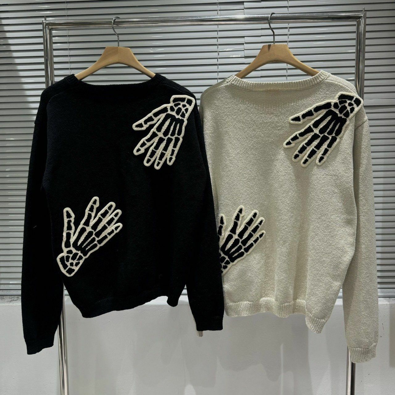 圓領英文字圖案針織衫 BY ATTENTION-305T