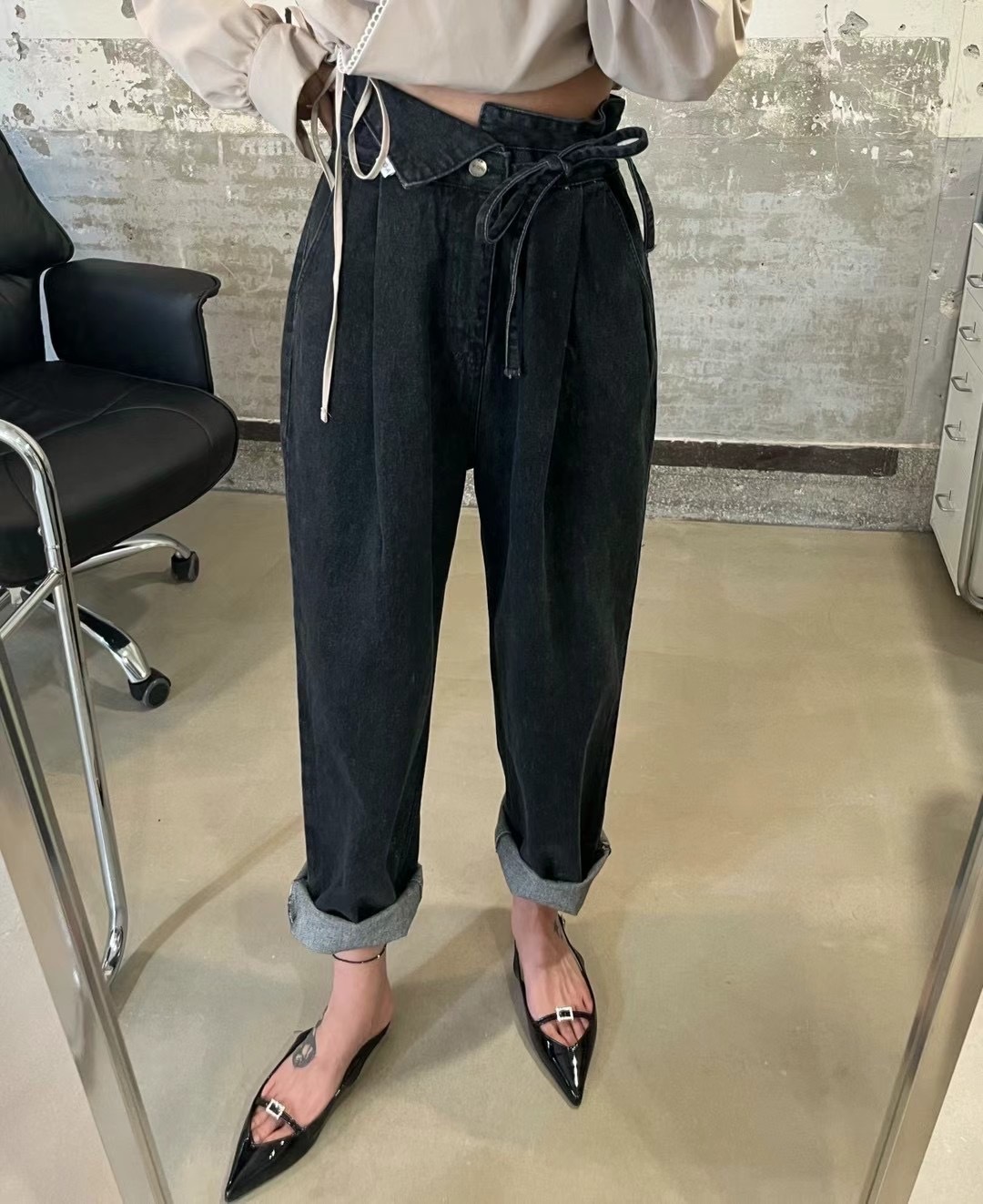 反摺牛仔綁帶黑色長褲