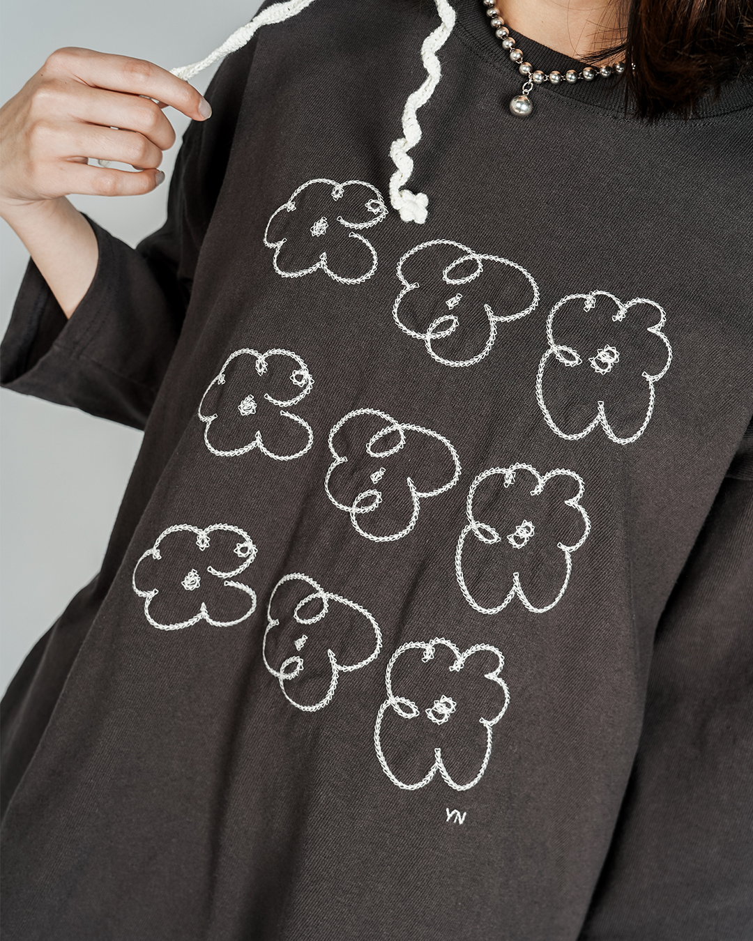 刺繡花花中長袖上衣