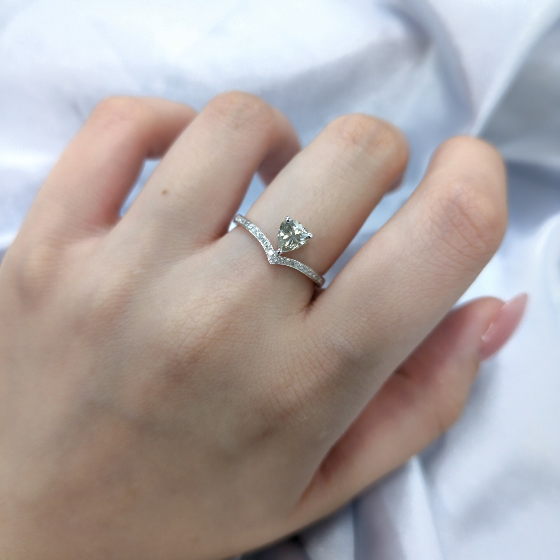 18K White Gold 0.70ct Pear Shaped Diamond Ring