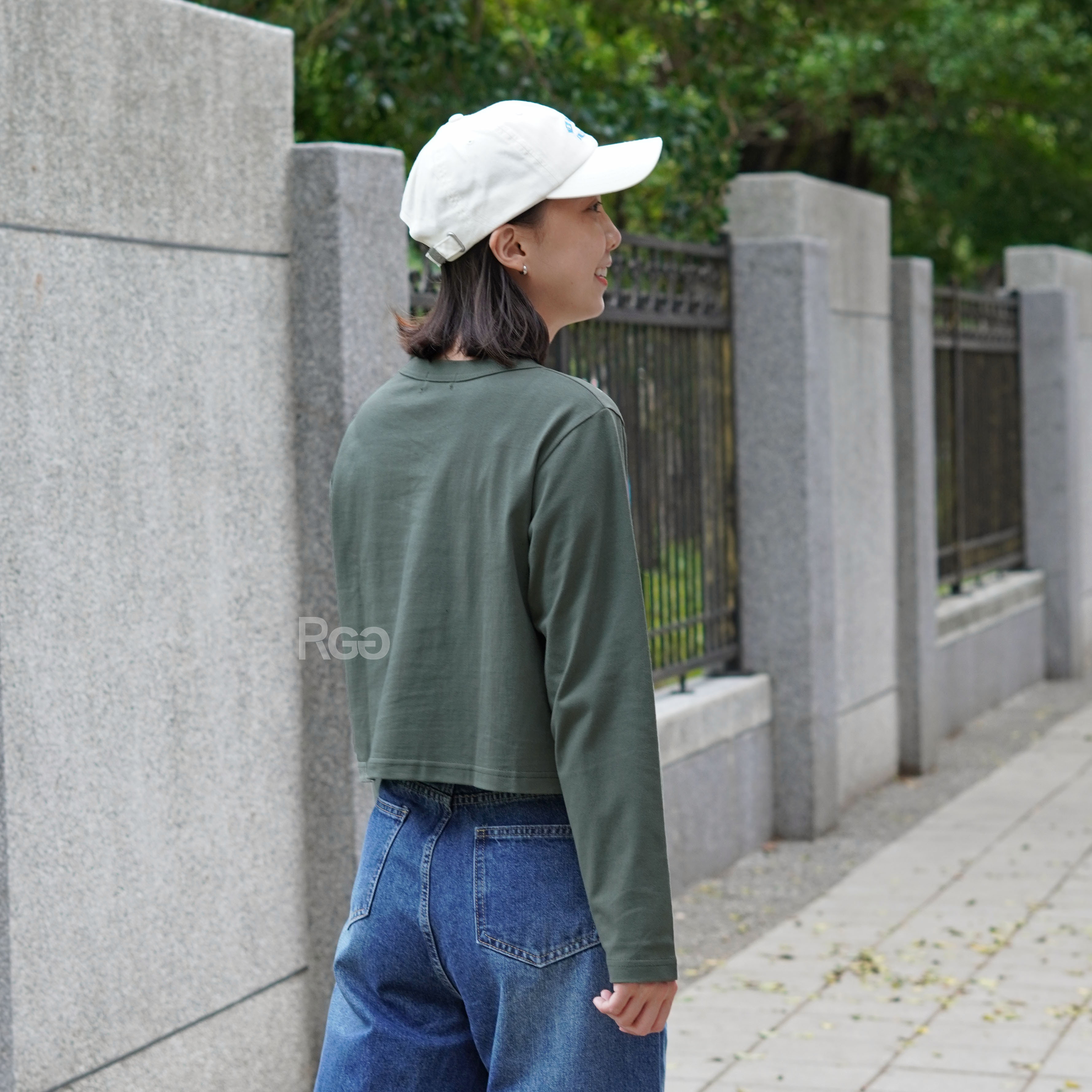 女模穿著訂製款 台灣製純棉重磅短版長T炭灰色背面照