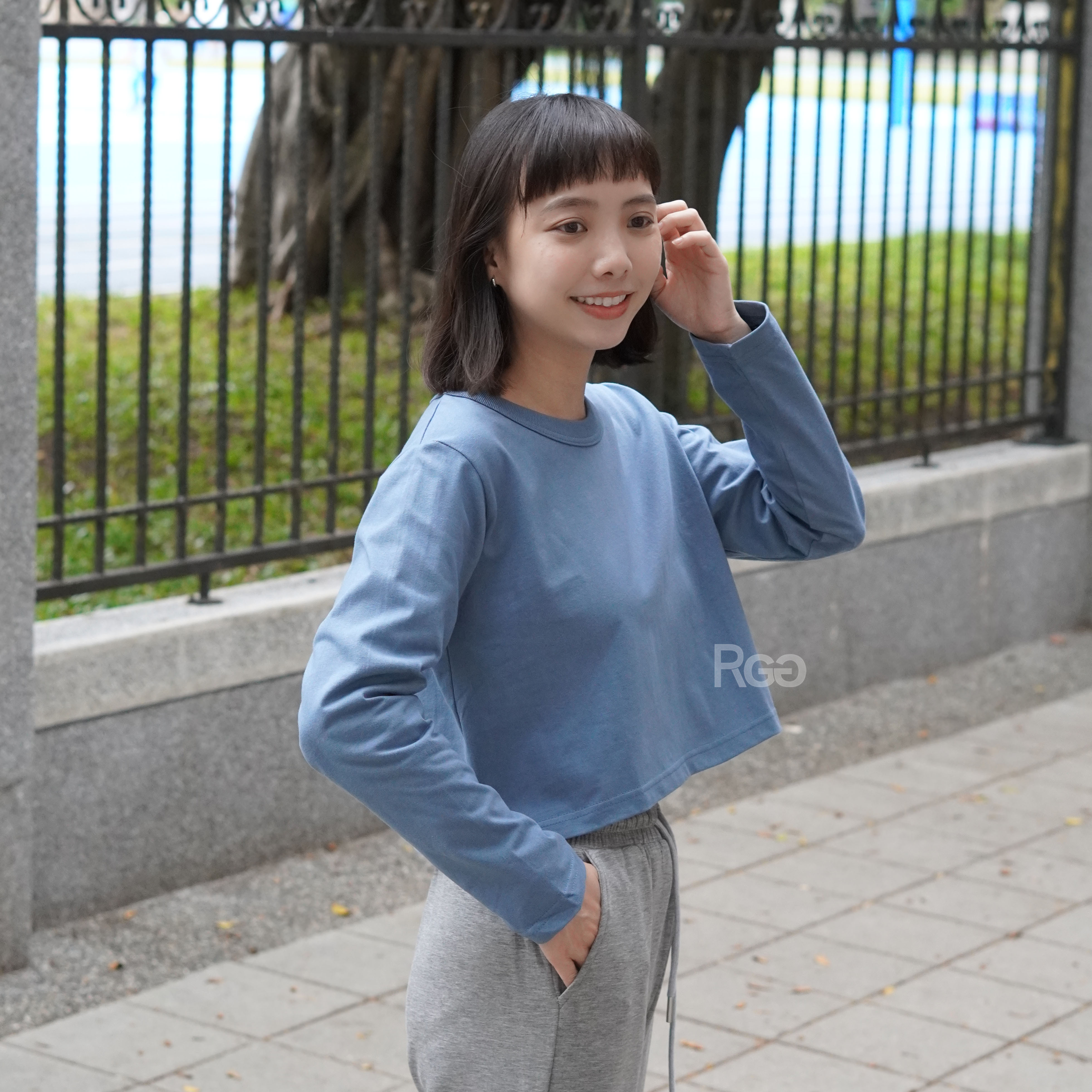 女模穿著訂製款 台灣製純棉重磅短版長T灰藍色