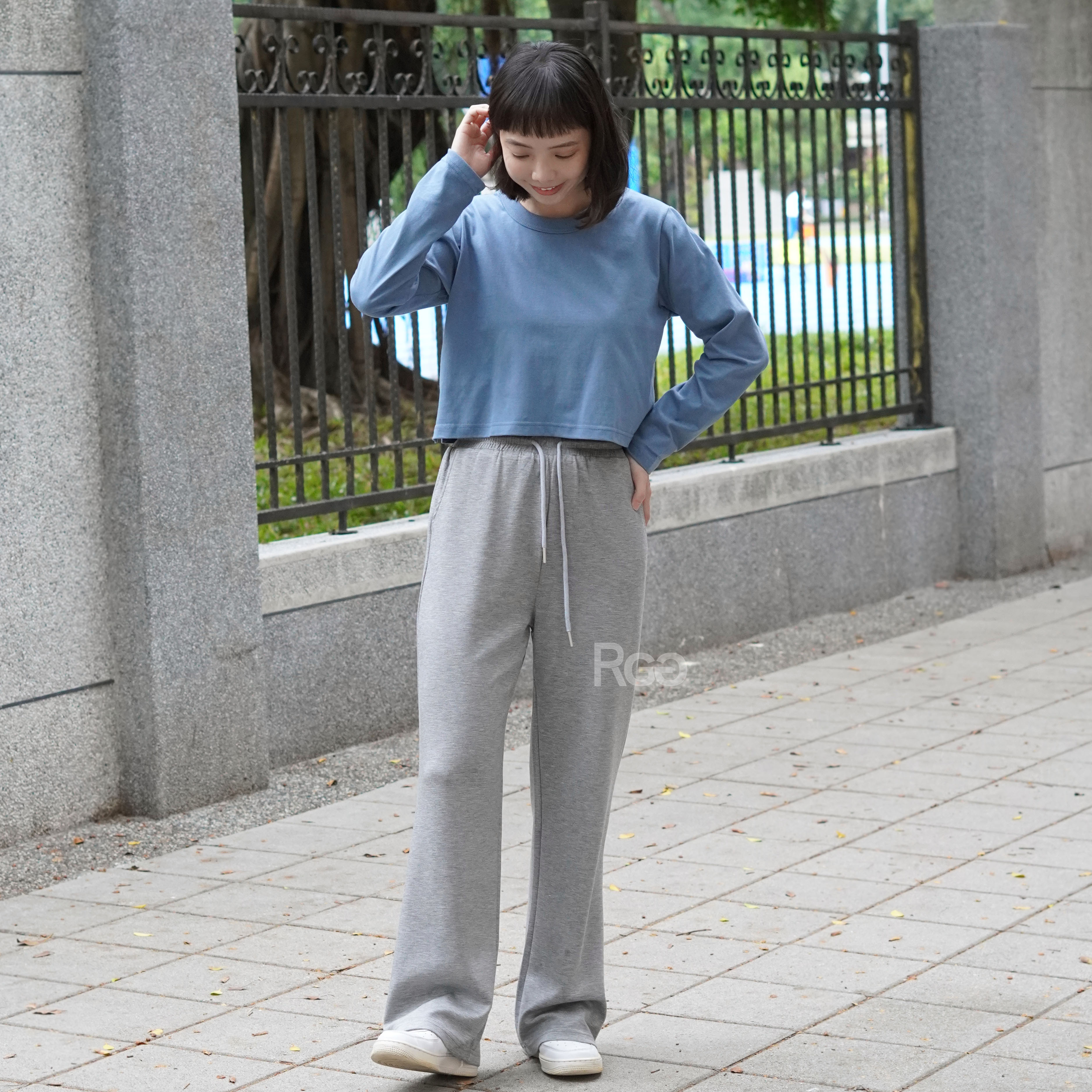 女模穿著訂製款 台灣製純棉重磅短版長T灰藍色全身照