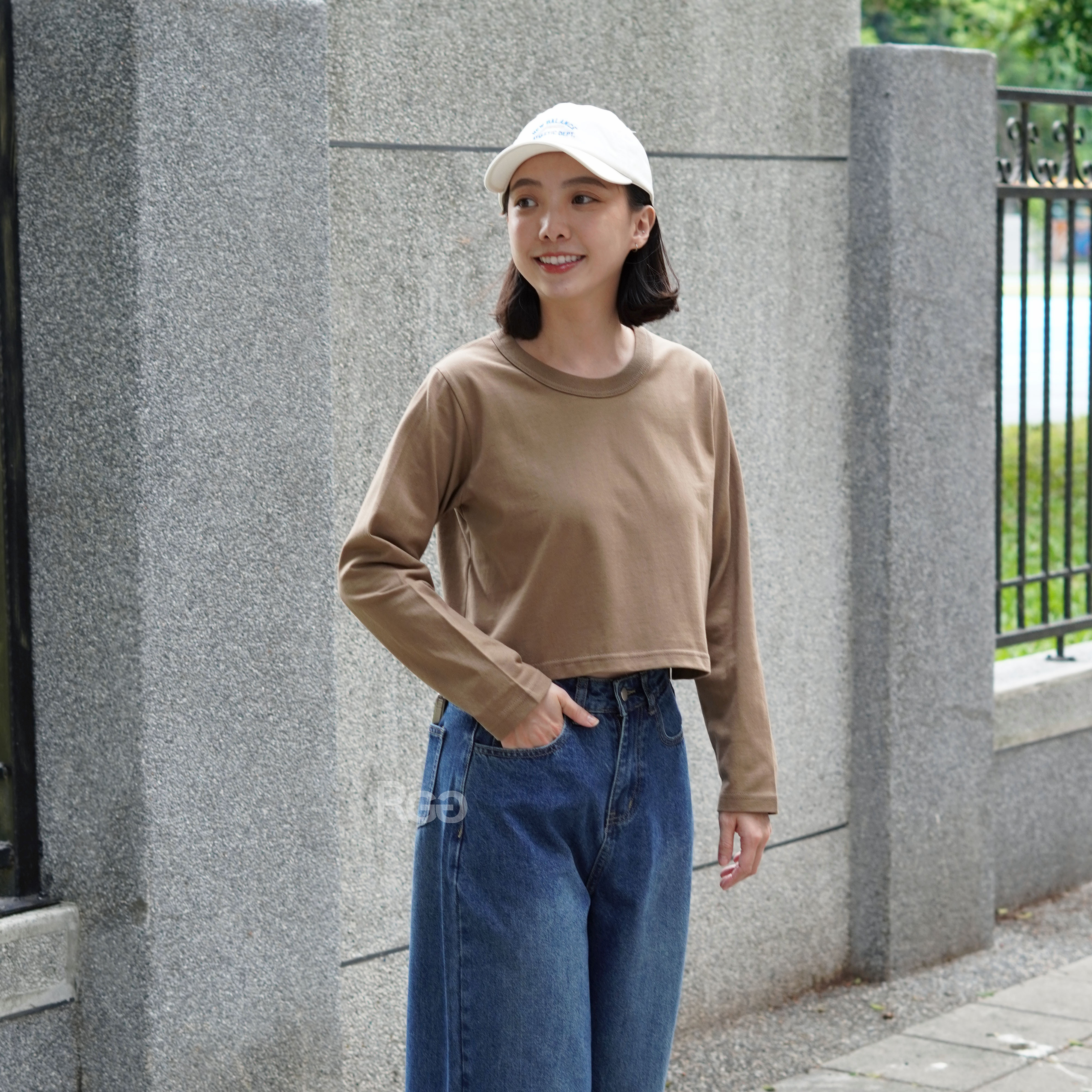 女模穿著訂製款 台灣製純棉重磅短版長T大地色