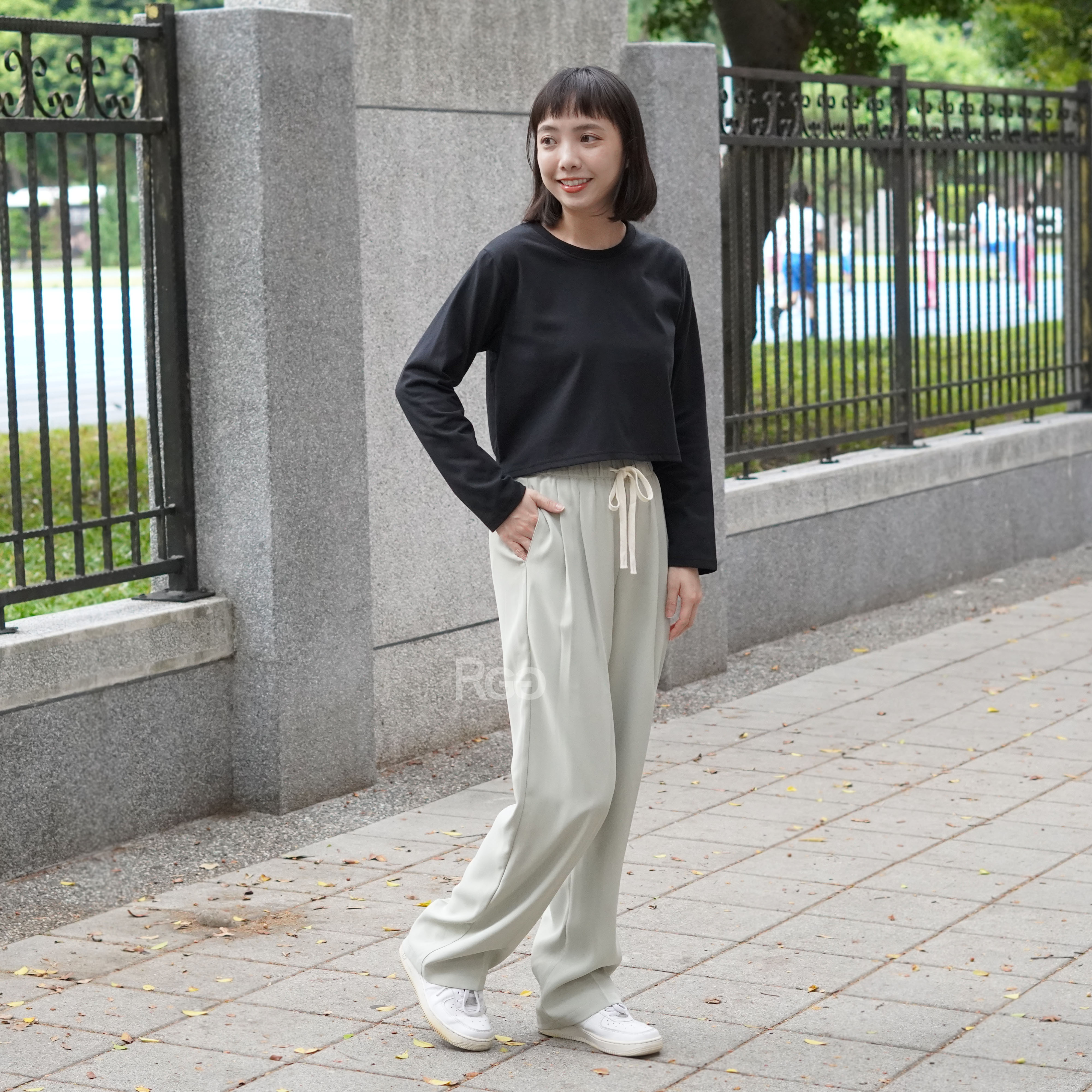 女模穿著訂製款 台灣製純棉重磅短版長T黑色全身照