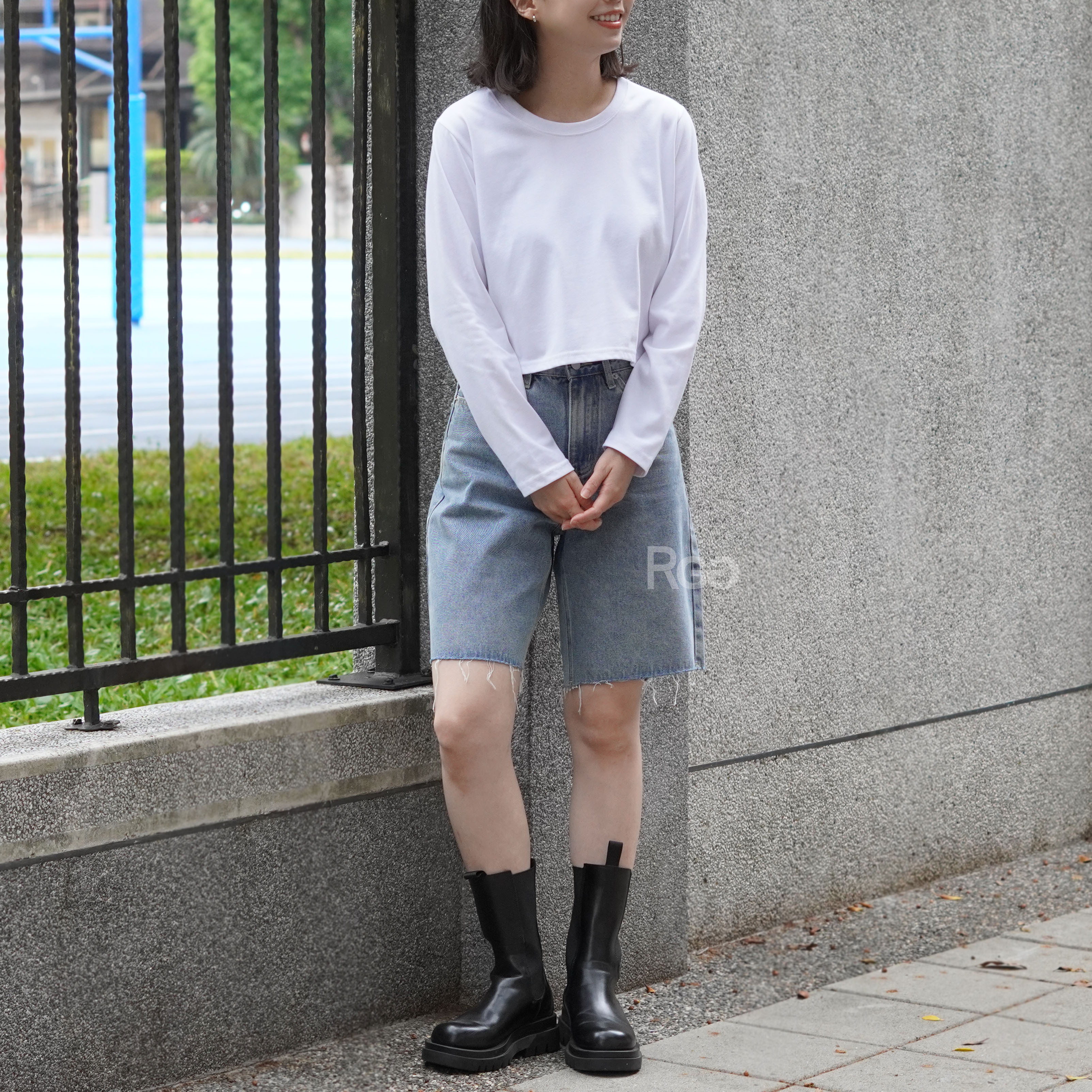 女模穿著訂製款 台灣製純棉重磅短版長T白色全身照