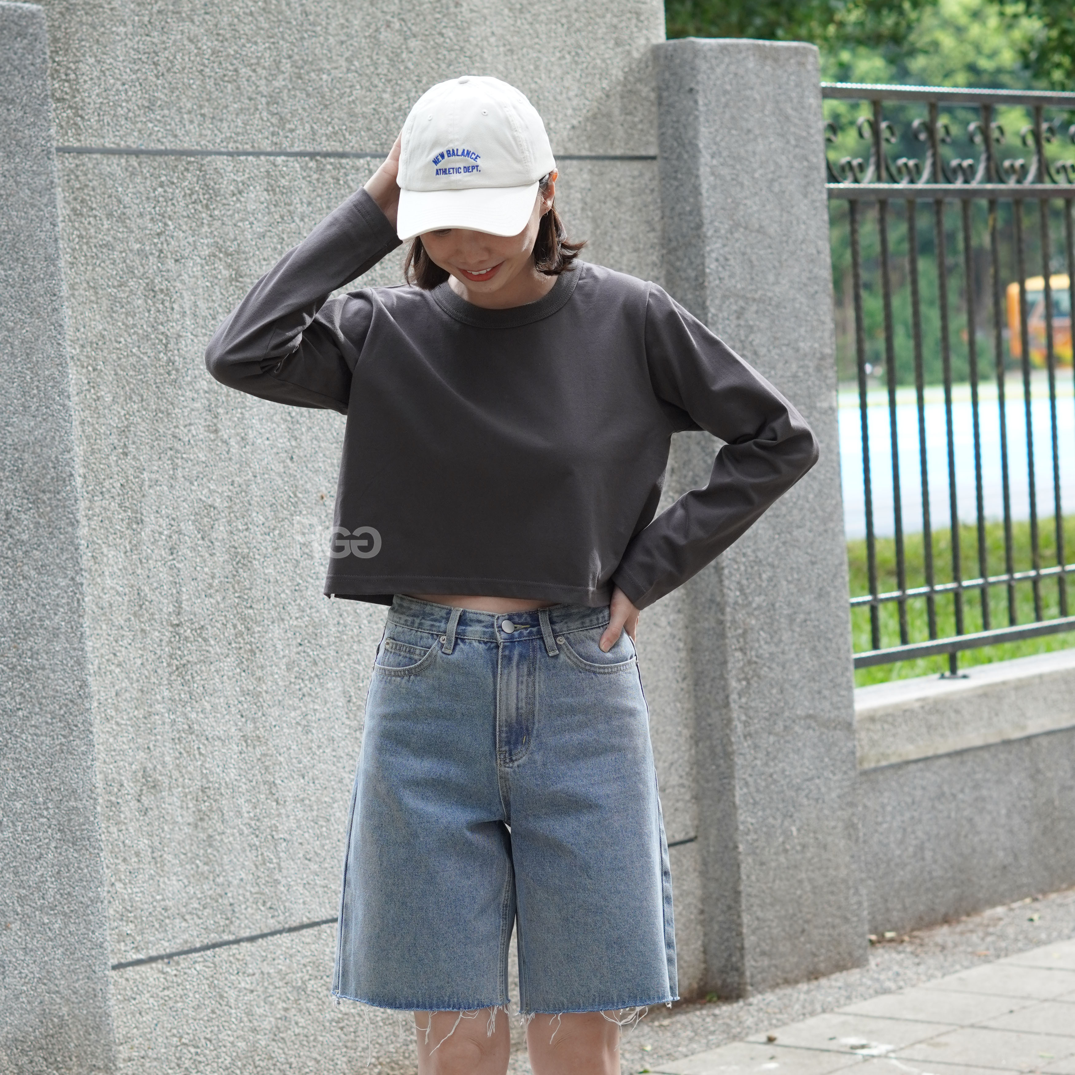 女模穿著訂製款 台灣製純棉重磅短版長T深灰