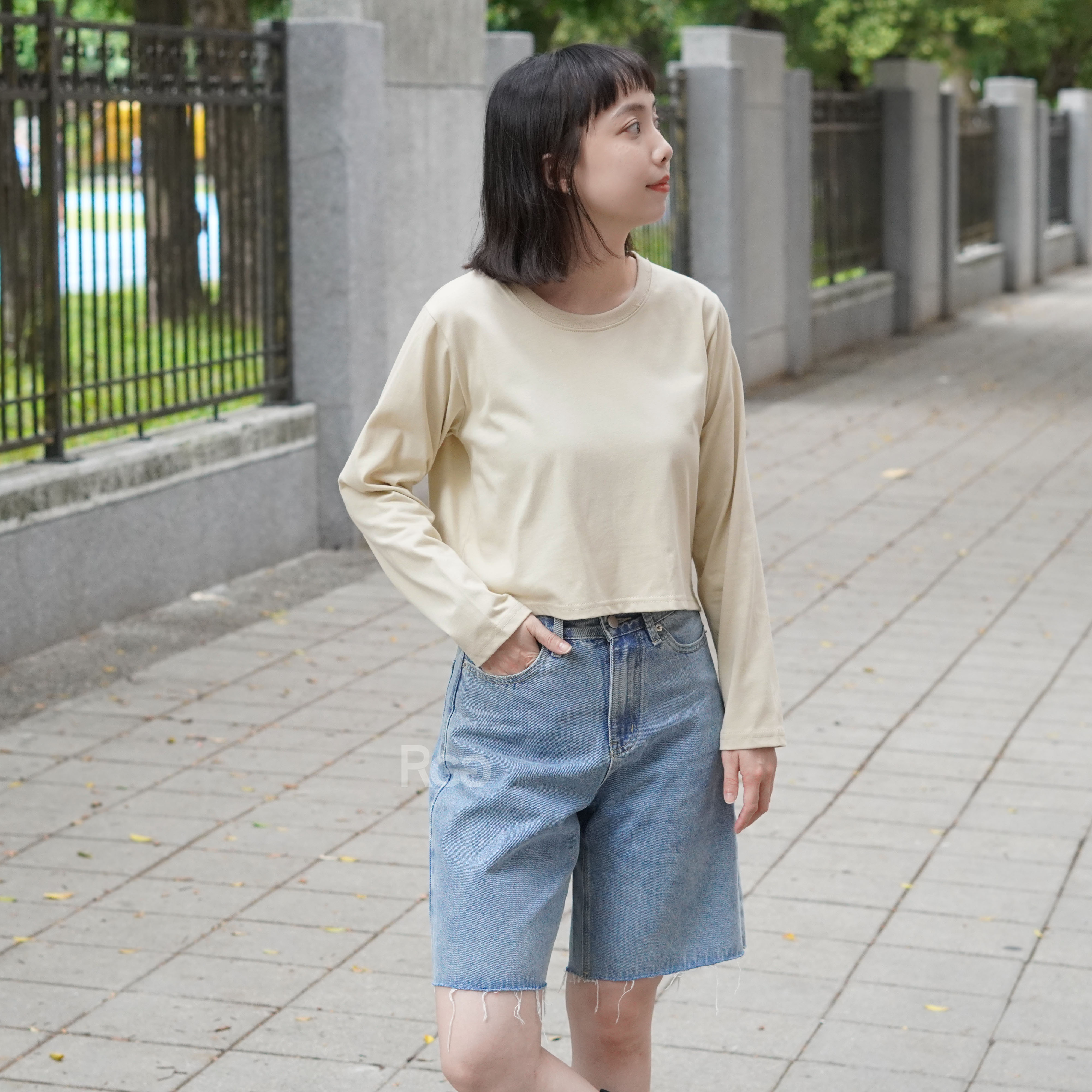 女模穿著訂製款 台灣製純棉重磅短版長T杏色正面照