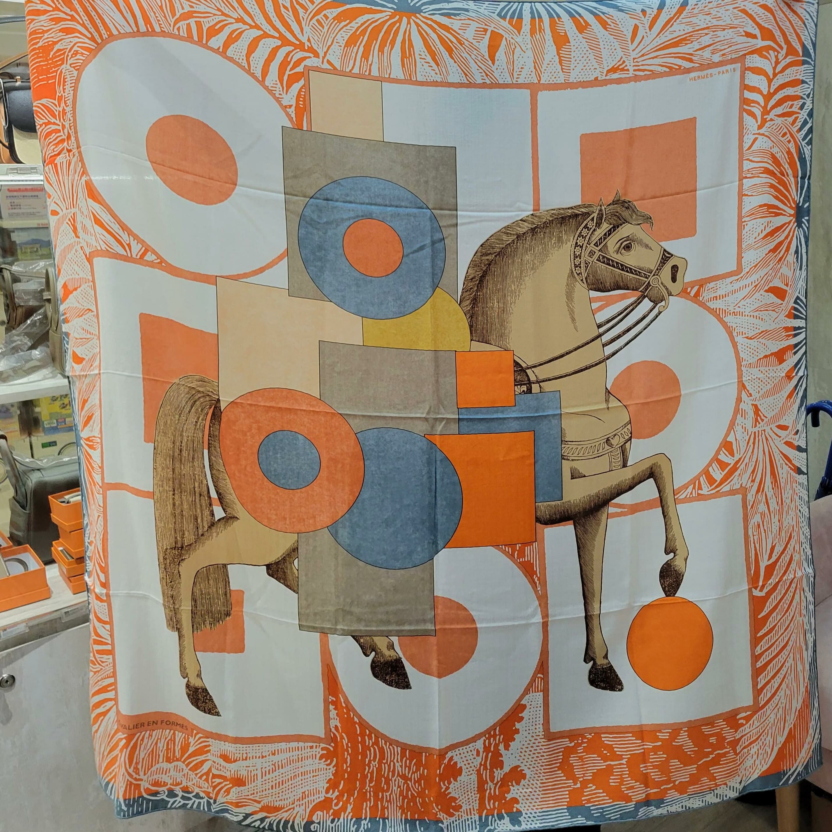 【アートのように纏う】HERMES ショール 140 Cavalier en Formes Cavalier en Formes shawl 140 | Hermès USA