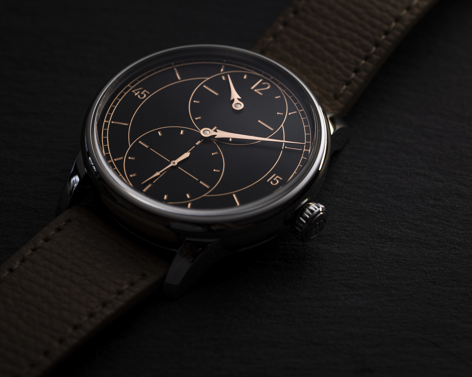 Louis Erard 推出全新款式，為收藏級的作品再添新血：「Le Régulateur Gravé」。這款腕錶是 Noirmont 藝術大師系列中的亮眼之作，重新詮釋了經典的「分區式面盤設計」，並展現傳統雕刻工藝的精髓。透過這款腕錶的推出，Louis Erard 再次強化了其大膽創新與傳承鐘錶工藝的品牌形象，並堅守品牌自創立以來所秉持的獨立精神。