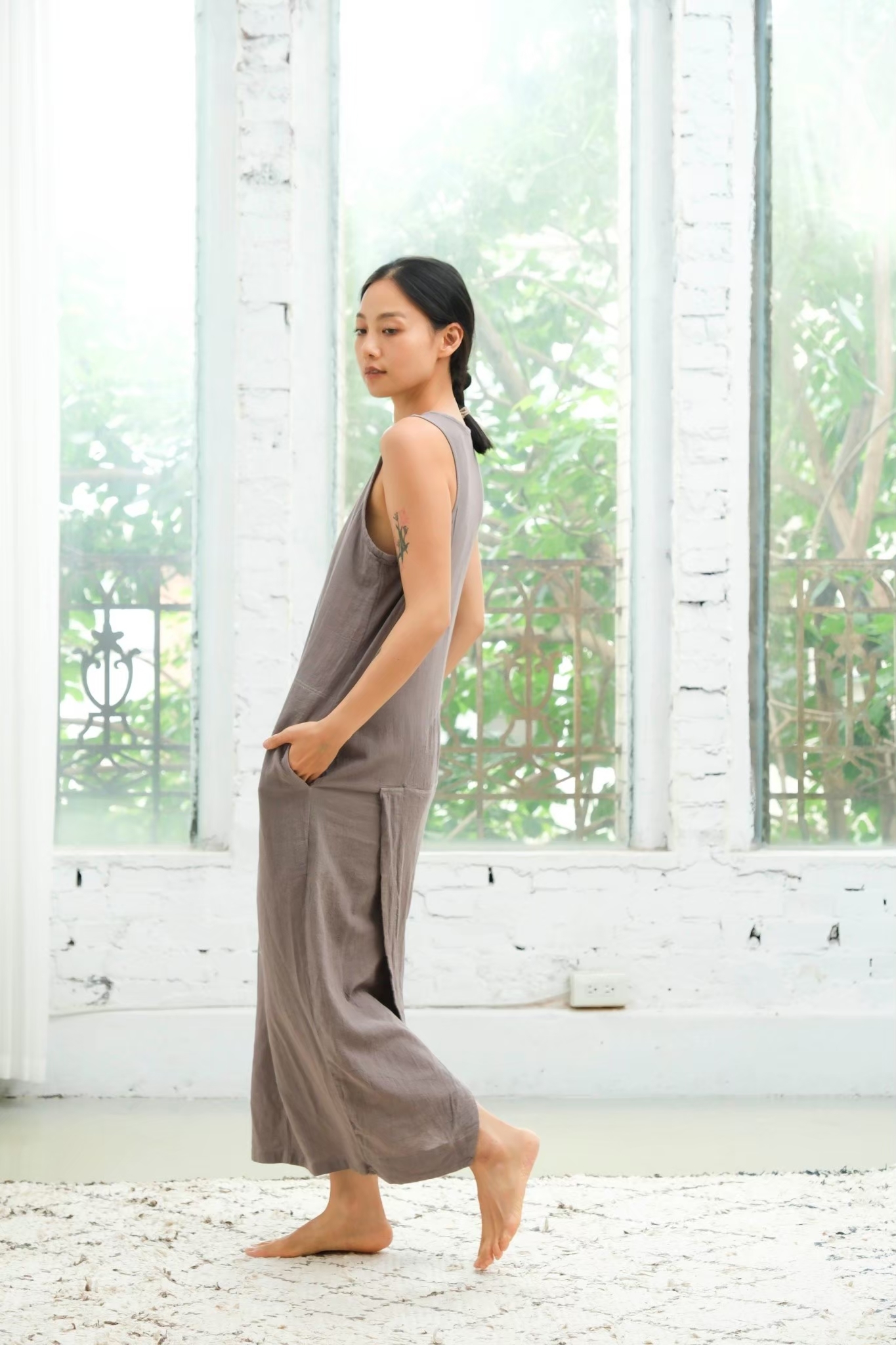 後交疊開衩V領洋裝 / 菱紋布 淺灰