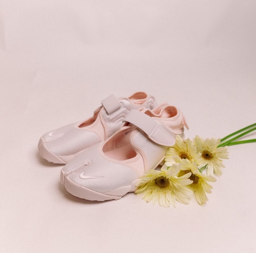 NIKE AIR RIFT SE "LIGHT SOFT PINK"忍者鞋 分趾鞋 芭蕾粉 櫻花粉 緞面 緞帶 布面 HQ3761640