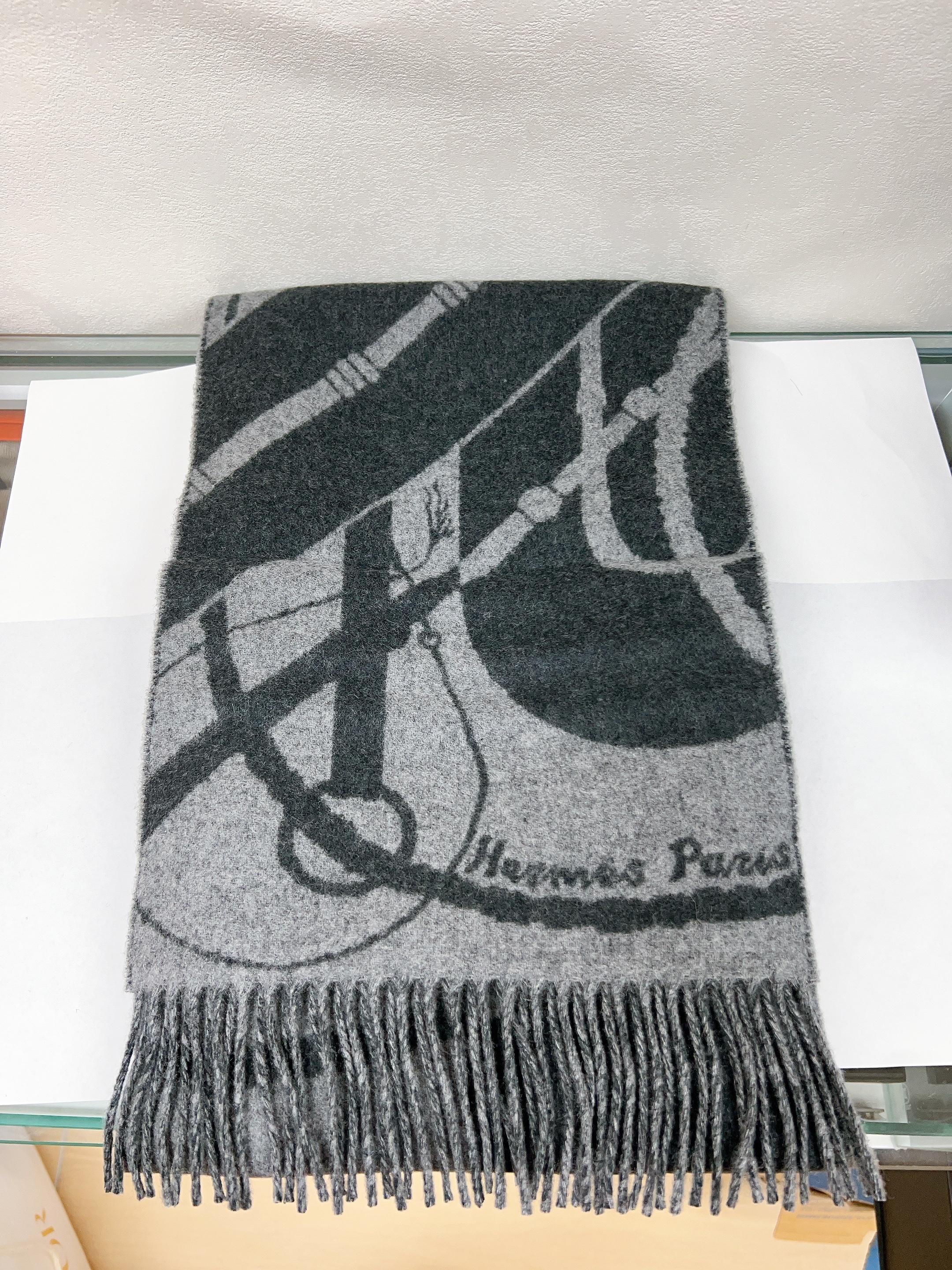 *Unused* Hermes scarf/ muffler clic clac (grey)