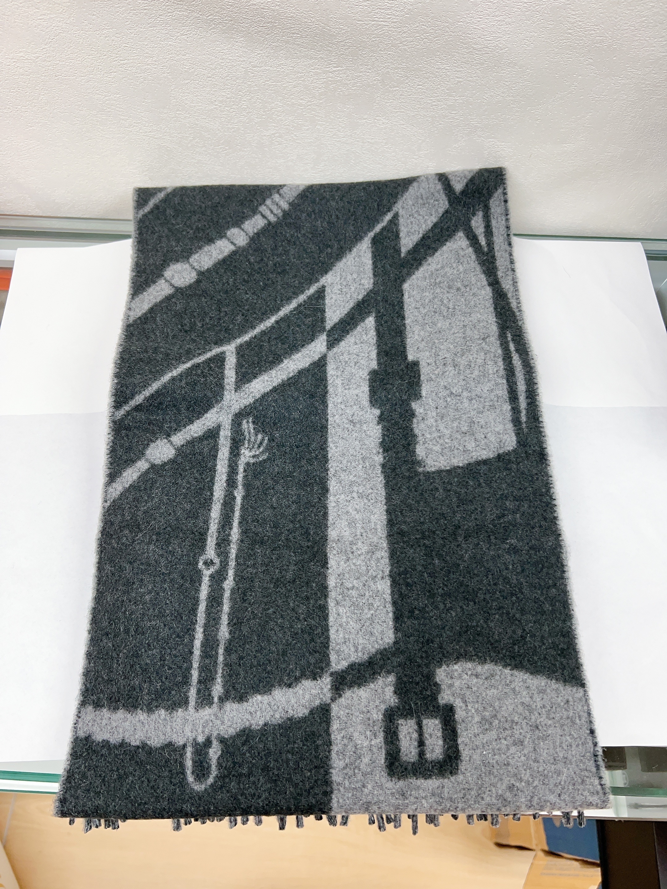 *Unused* Hermes scarf/ muffler clic clac (grey)