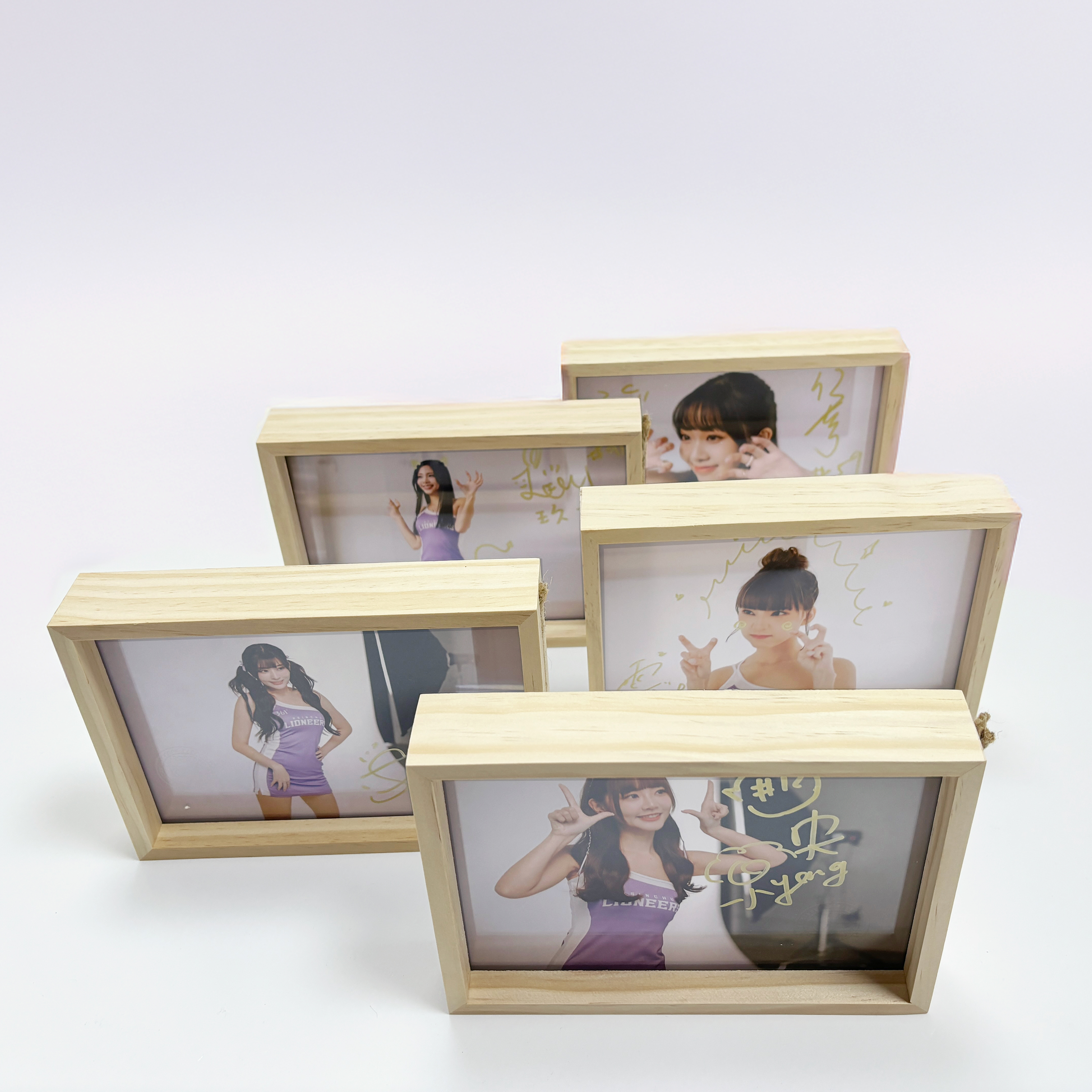 24-25 慕獅女孩簽名形象側拍照