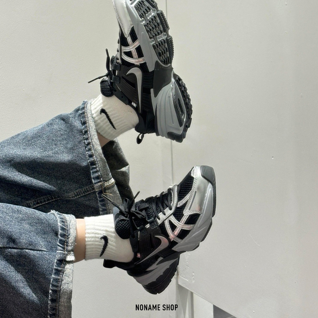 NIKE V2K RUN RUNTEKK "Black Metallic Silver" 金屬銀 (女款)
