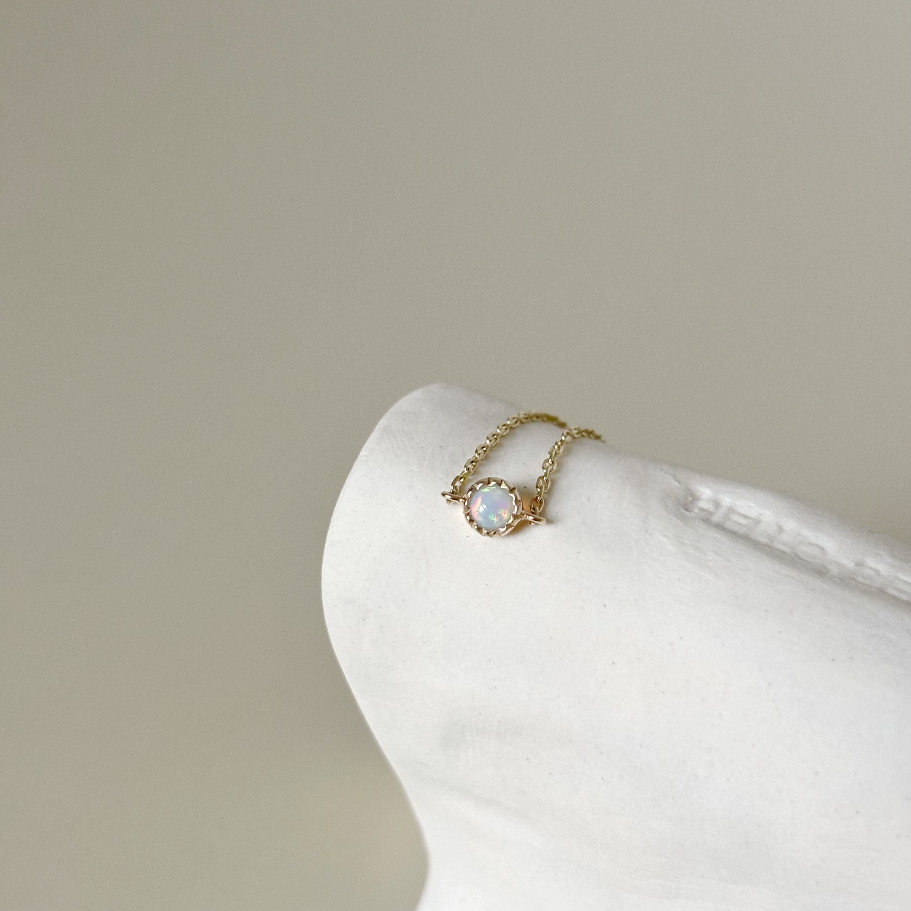 14K Aurora蛋糕小圓歐泊石鍊戒