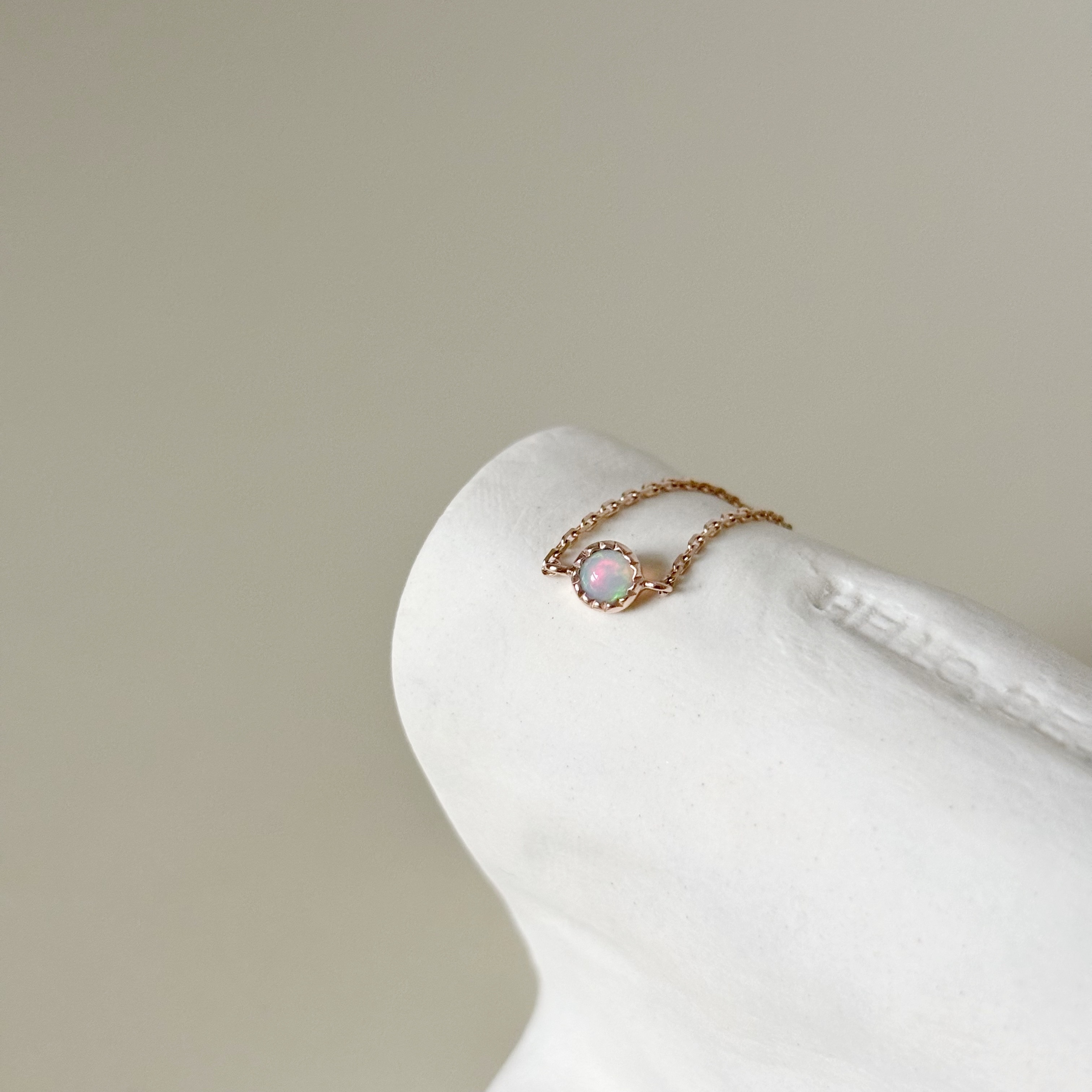 14K Aurora蛋糕小圓歐泊石鍊戒