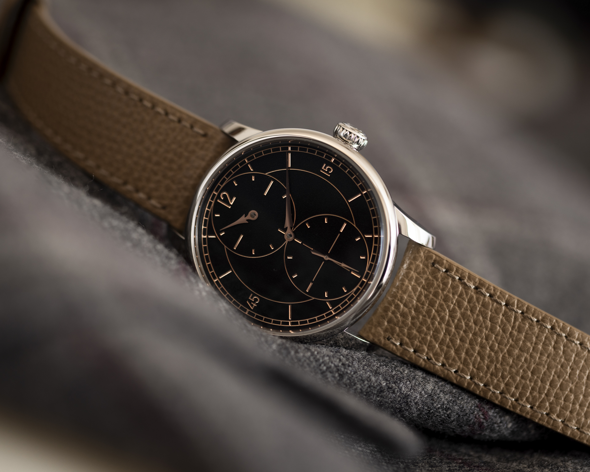 Noirmont Métiers d'art Collection 藝術大師系列|Le Régulateur Gravé Noir-三針一線黑色雕刻面盤腕錶