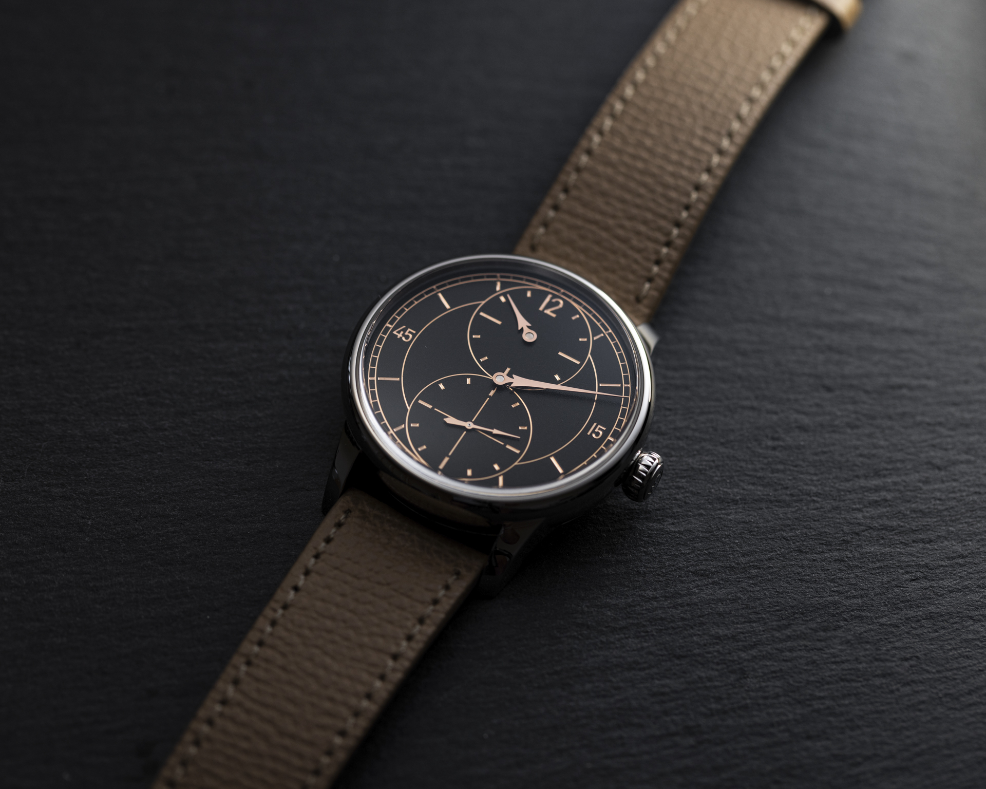 Noirmont Métiers d'art Collection 藝術大師系列｜Le Régulateur Gravé Noir-三針一線黑色雕刻面盤腕錶