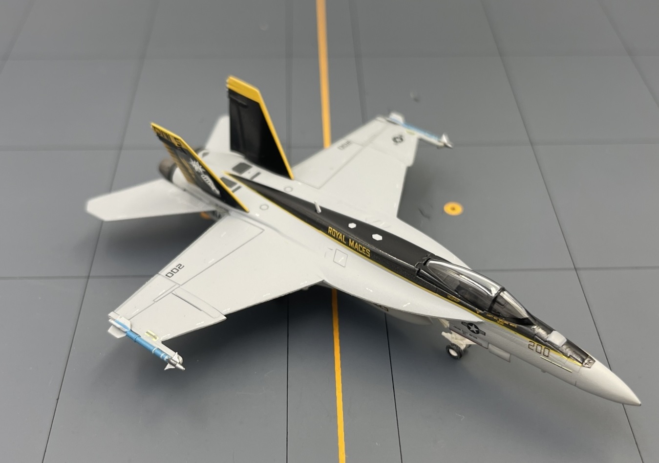 Hogan M-Series 1/200  美國海軍 F/A-18E 第5艦載27中隊 NF200 高視08