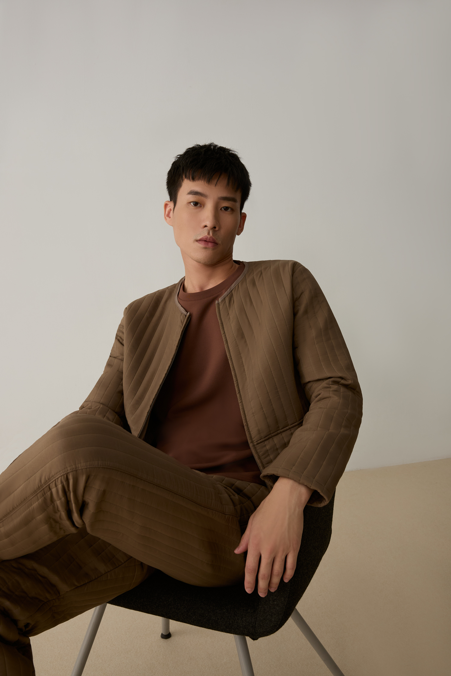 LINER 圓領拉鍊式外套 男（咖啡）