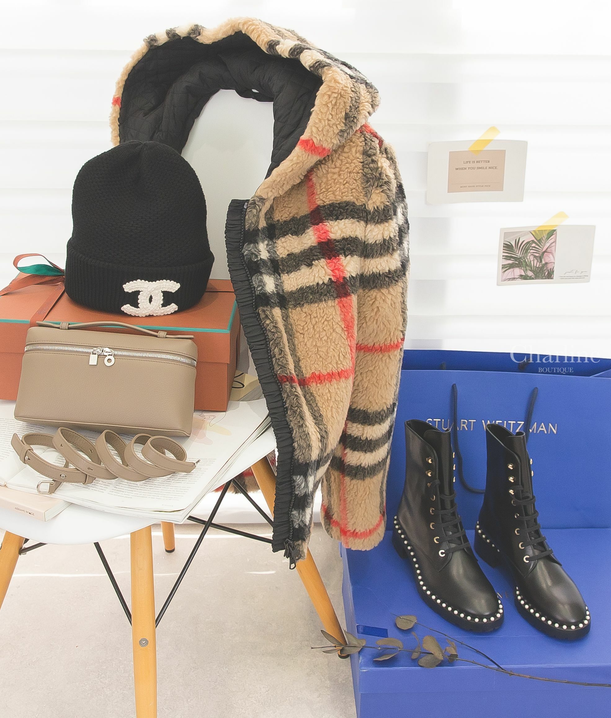 Loro Piana Extra Pocket L19 暖乳色小牛皮銀色拉鏈手提肩背包,Stuart Weitzman 黑色小牛皮白色珍珠滾邊銀釦綁帶低跟短靴,Chanel 黑色針織白色CC喀什米爾毛帽-Charline Boutique 精品代購