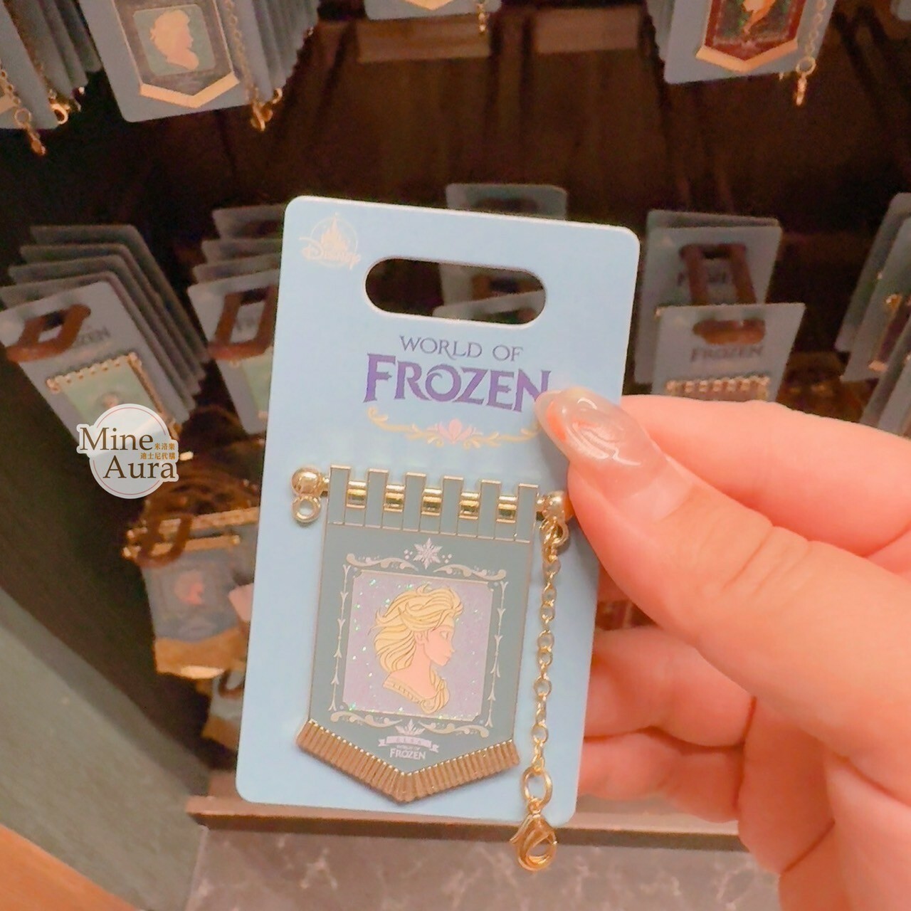 World of Frozen 限定 艾莎 Elsa 安娜Anna 雪寶 Olaf 旗幟 造型 徽章 PIN 冰雪奇緣 Frozen -香港迪士尼樂園