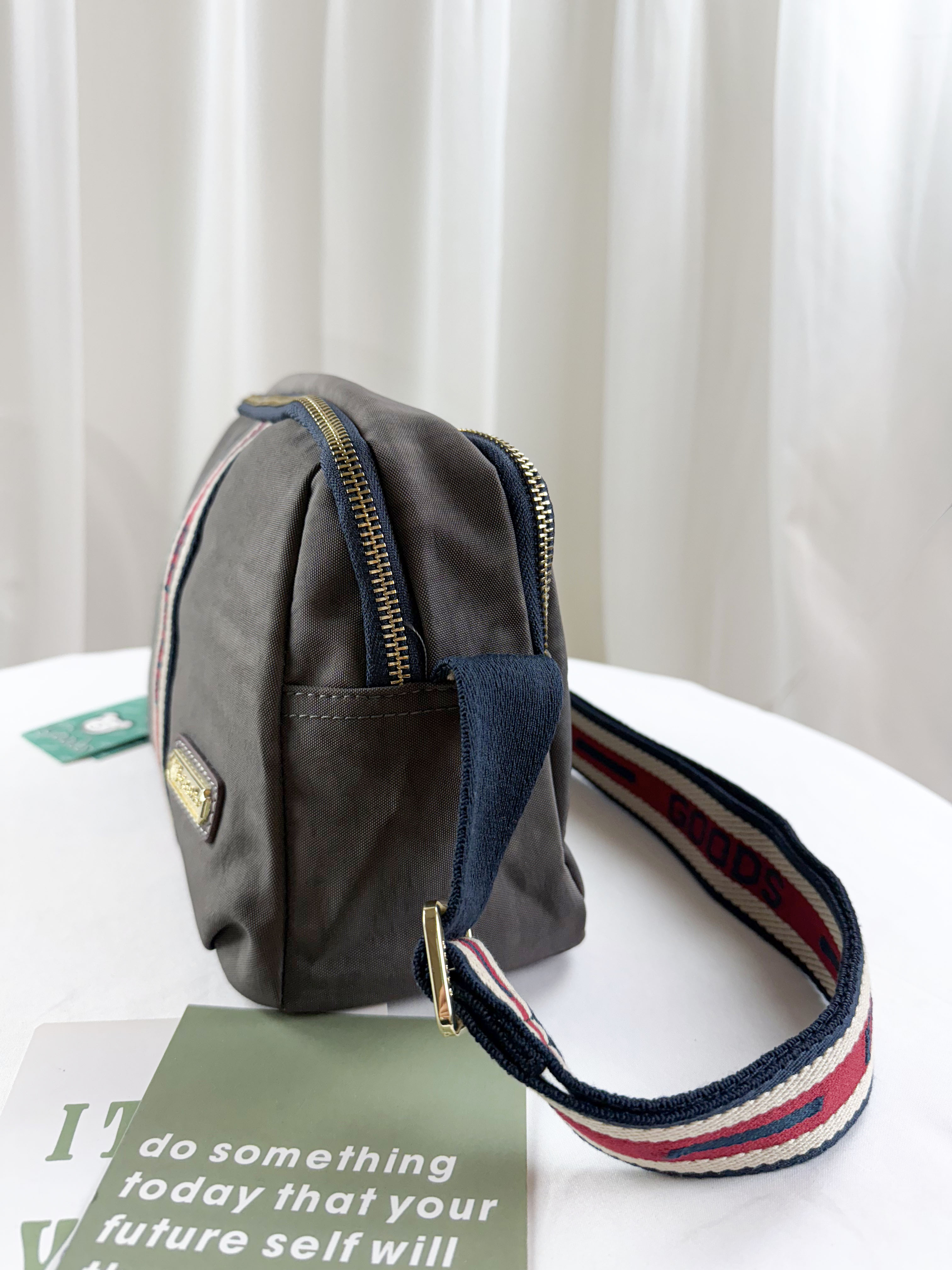 GOODS 織帶咖 水洗紋防潑水側背包 #2761