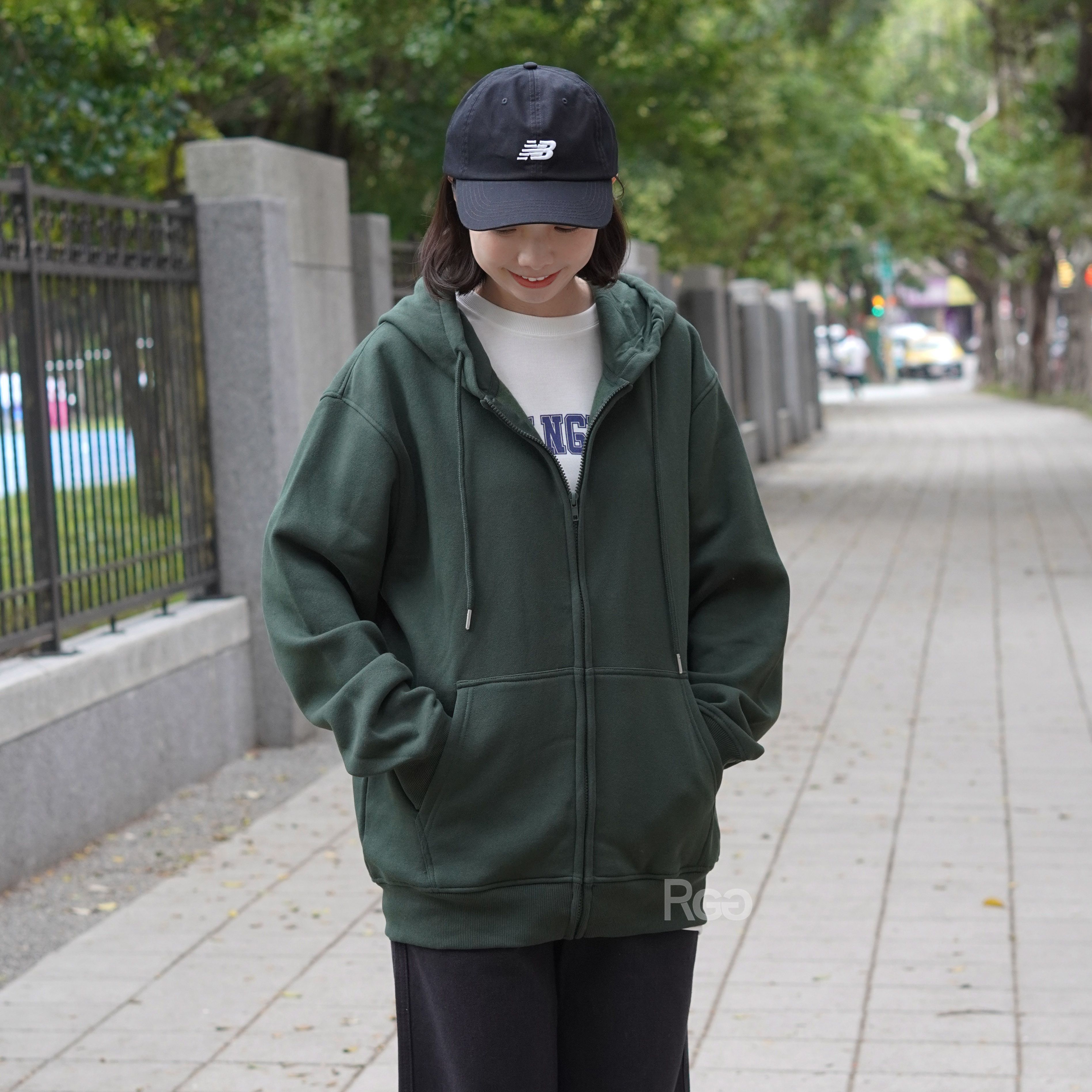 女模著素面外套森林綠