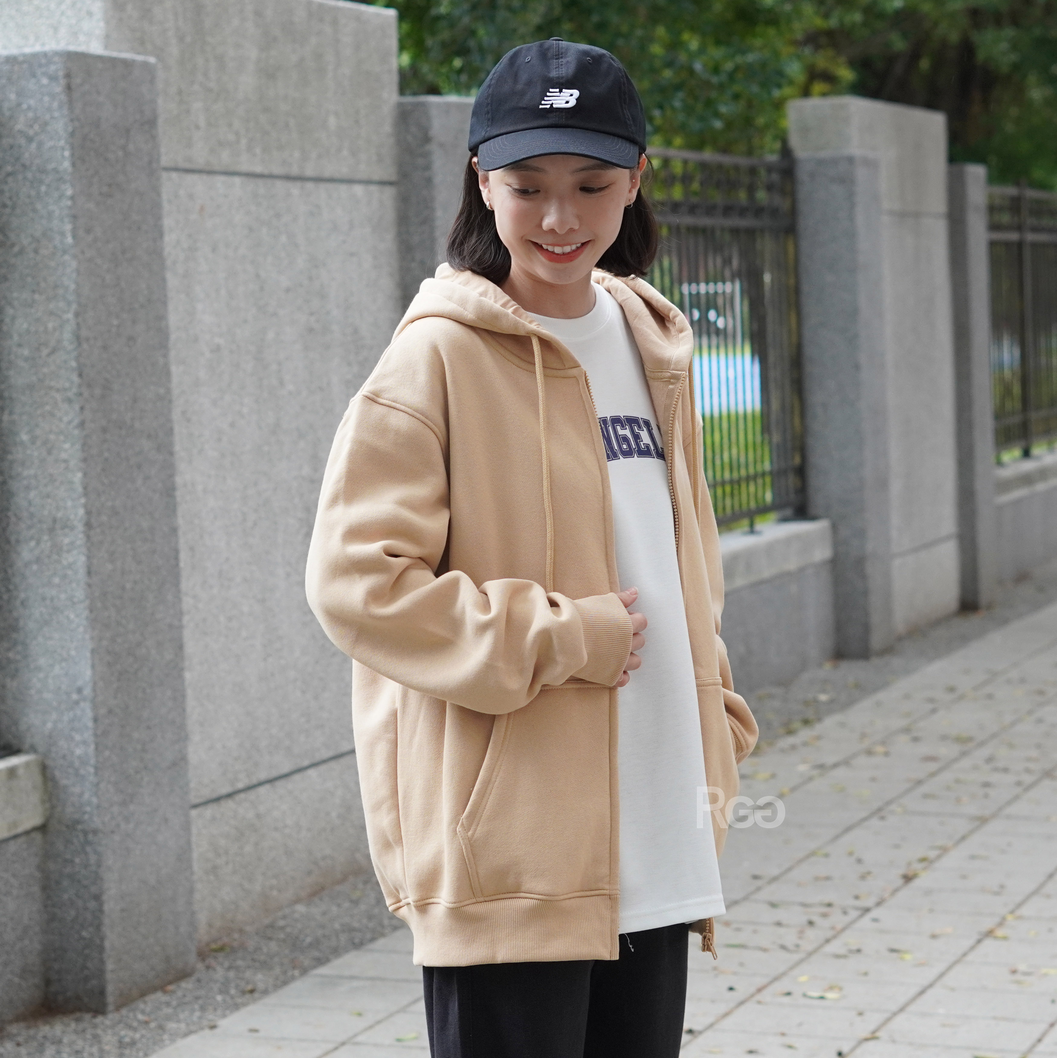 女模著素面外套卡其色