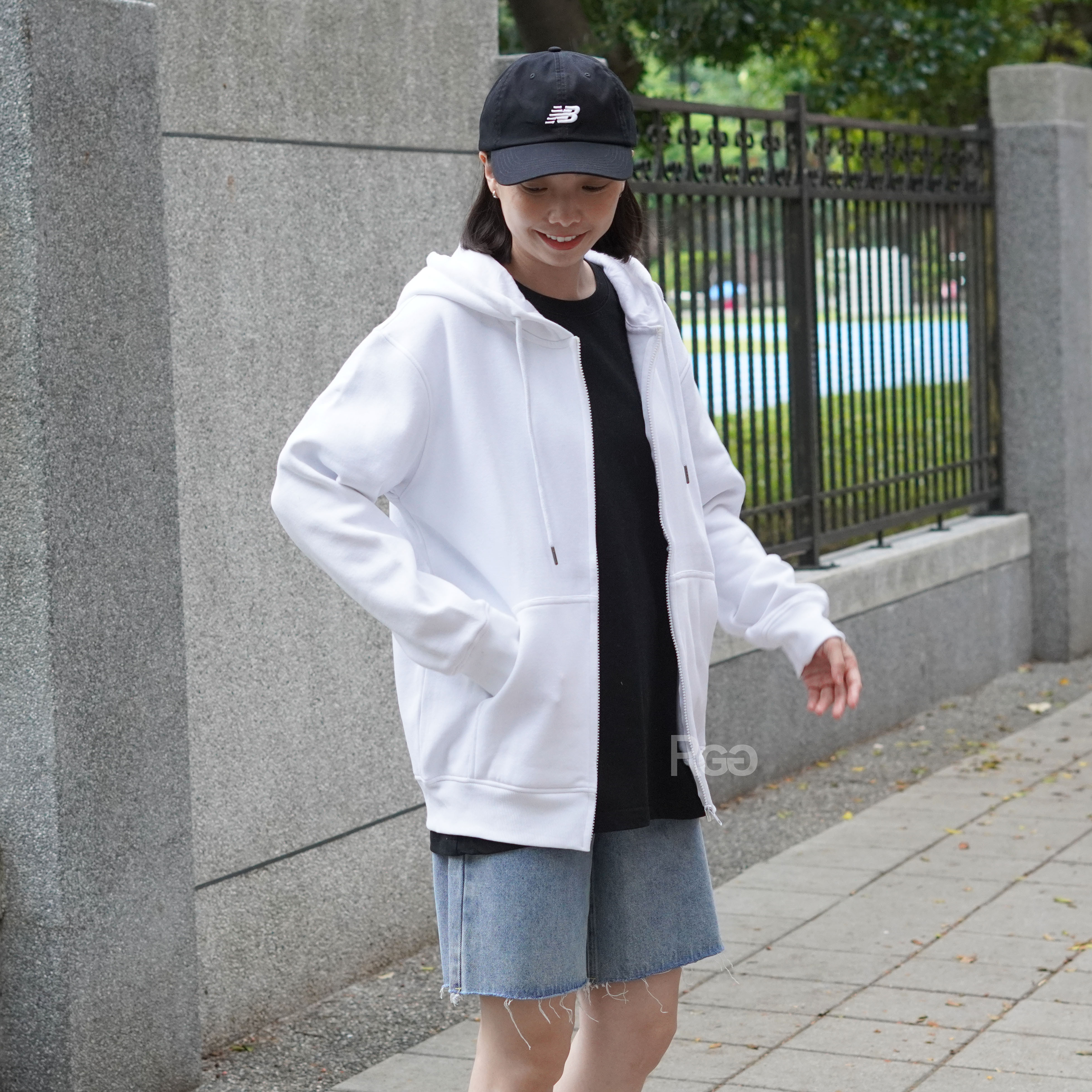 女模著素面外套白色