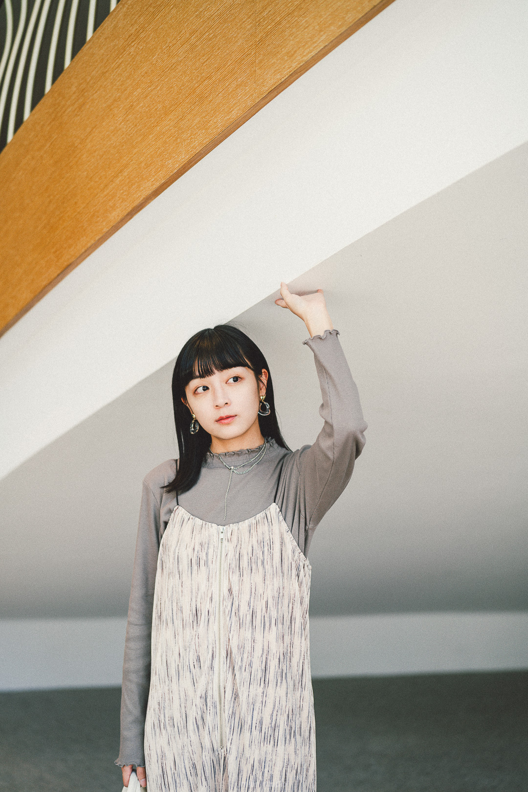 波光粼粼！拉鍊褶皺吊帶裙(兩色-象牙)