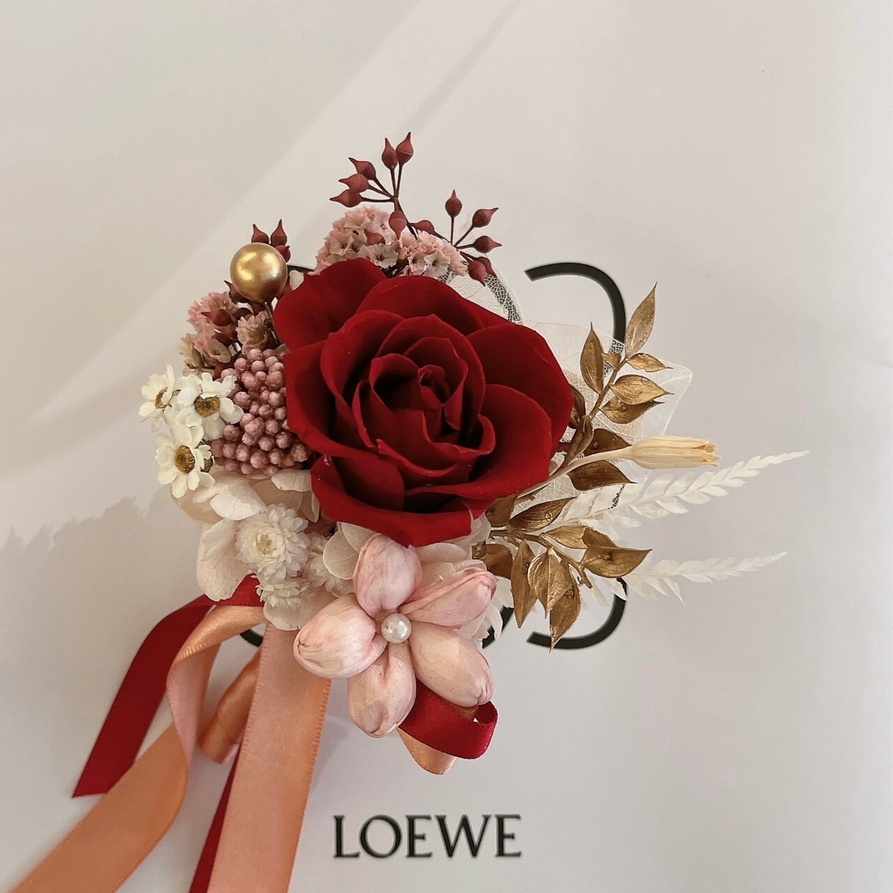 永生大玫瑰紅色系胸花