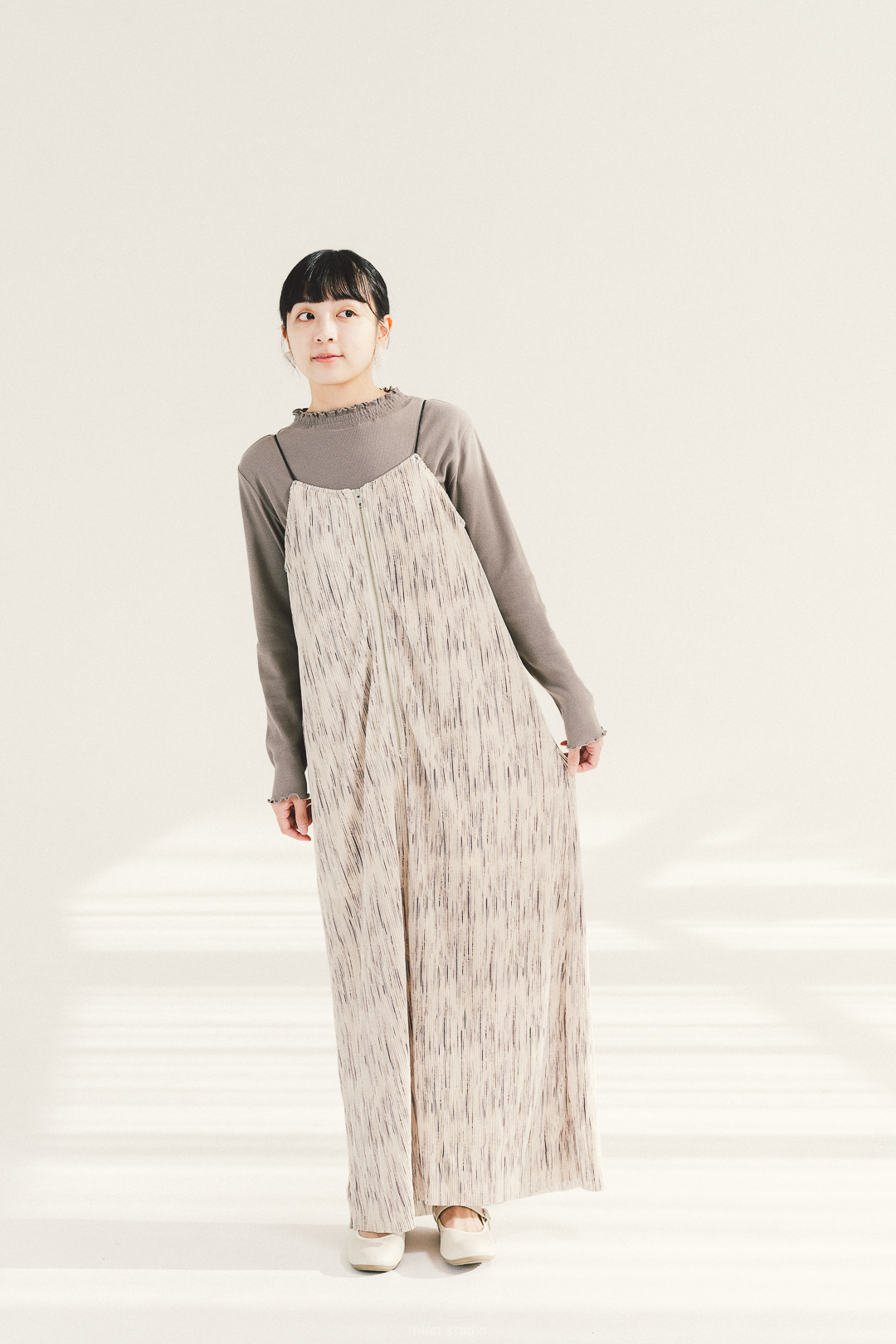 波光粼粼！拉鍊褶皺吊帶裙(兩色-象牙)