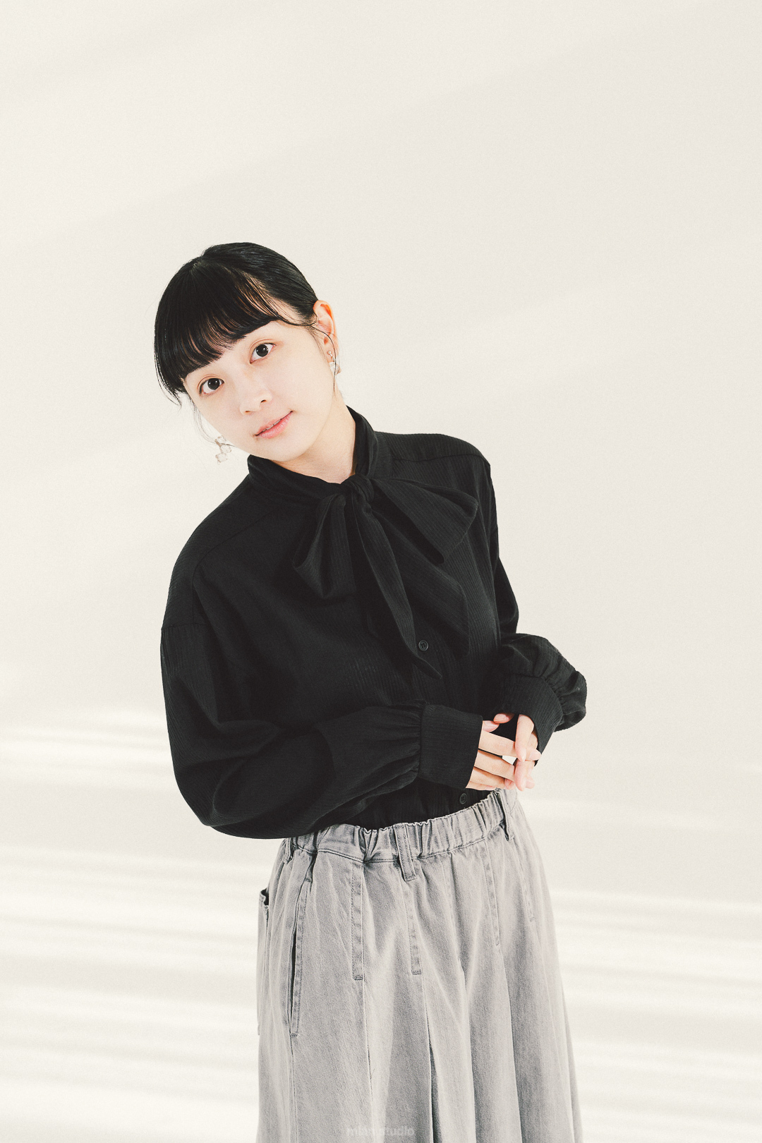 溫與柔！領結線條襯衫(兩色-濃黑)