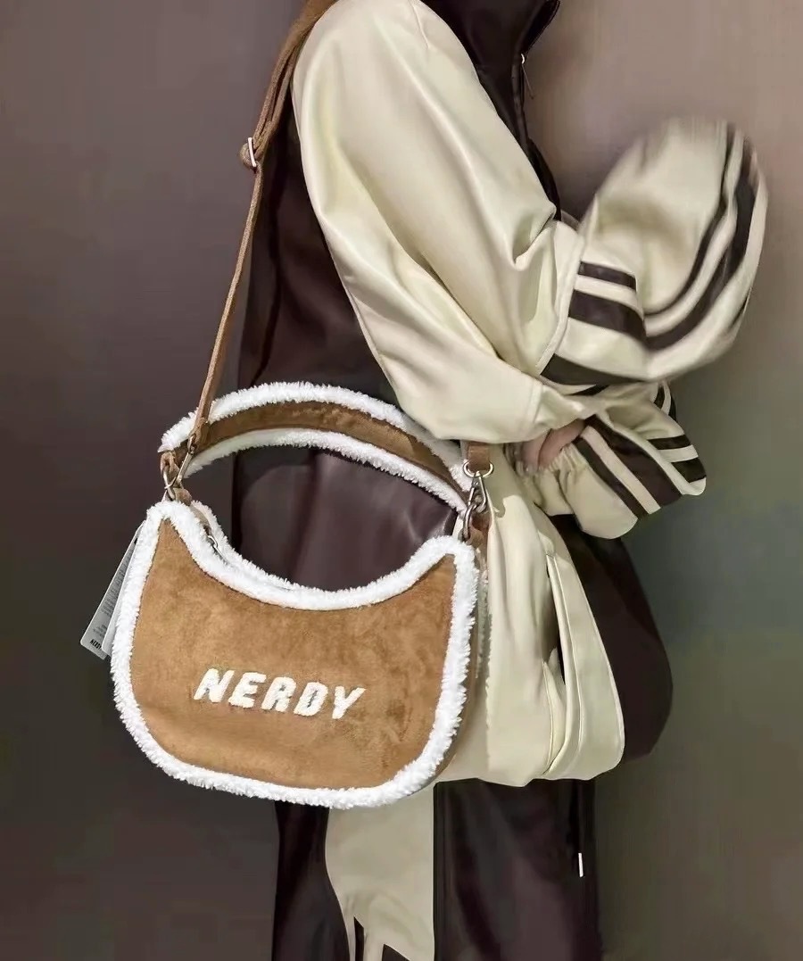 [ NERDY ]★韓国人気★SUEDE TWO-WAY HOBO BAG 韓國代購NERDY Suede Two Way Hobo Bag 多背法側背麂皮毛毛絨邊