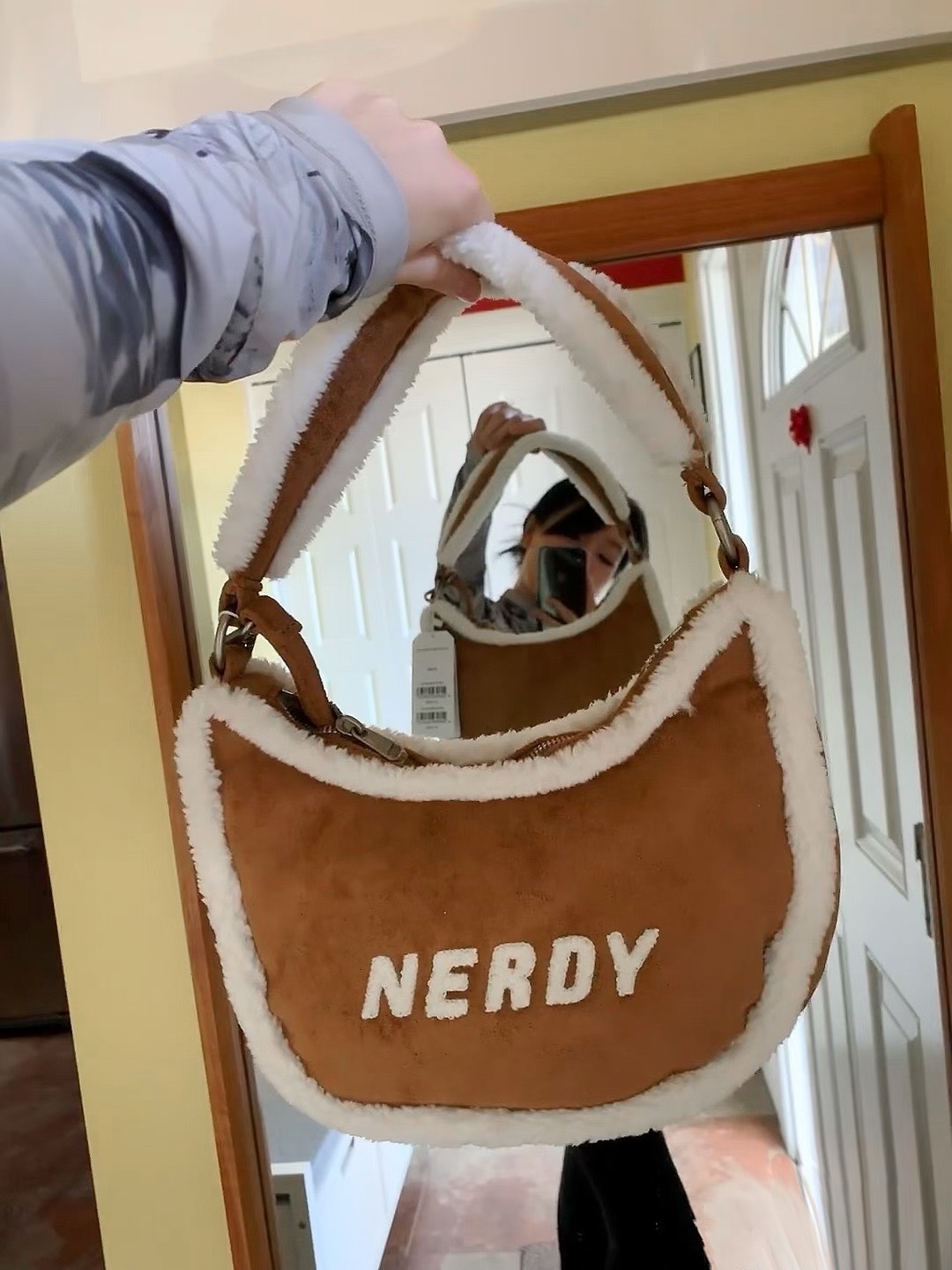 [ NERDY ]★韓国人気★SUEDE TWO-WAY HOBO BAG 韓國代購NERDY Suede Two Way Hobo Bag 多背法側背麂皮毛毛絨邊