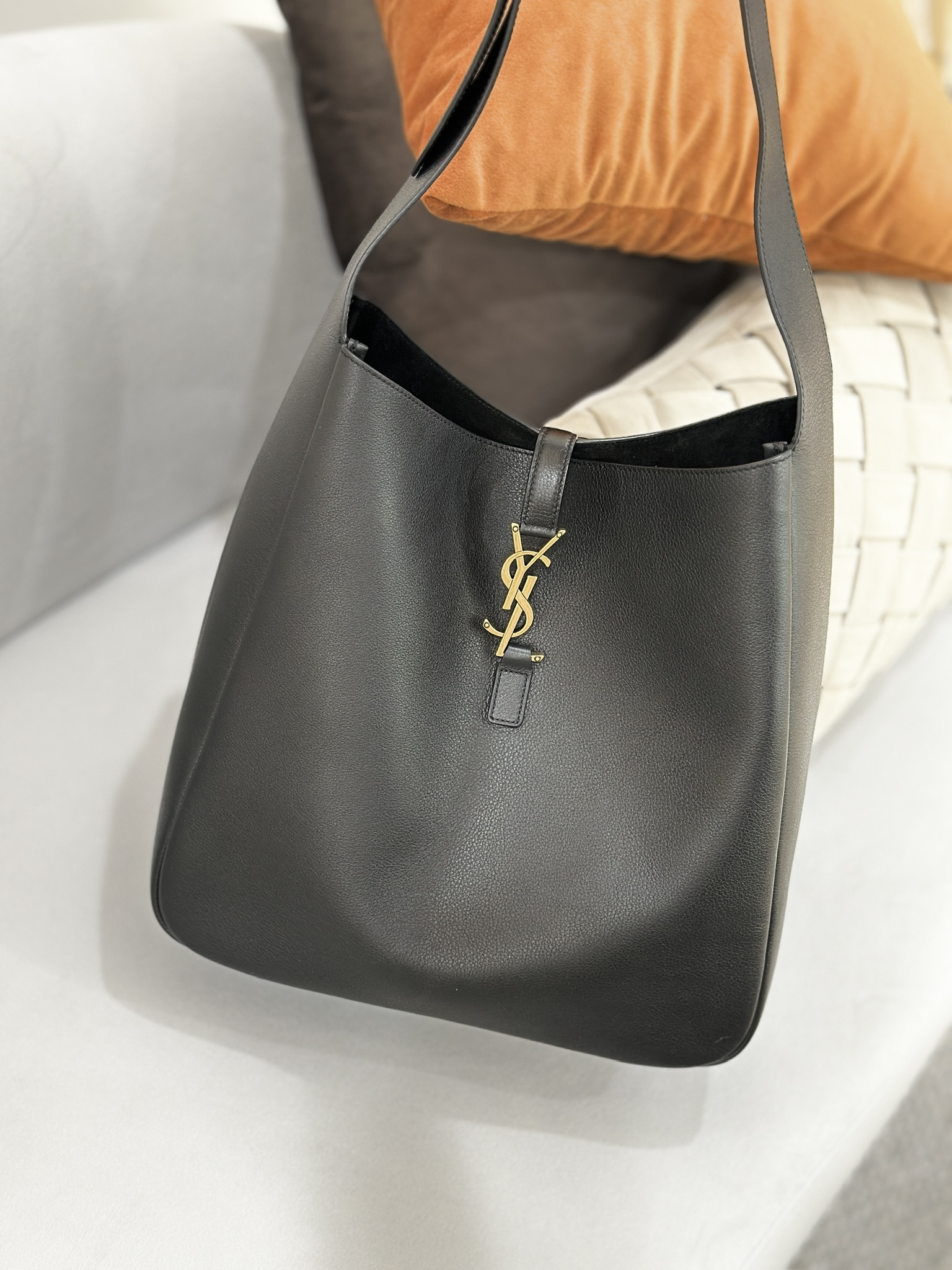 YSL LE 5 À 7 Supple Large Hobo