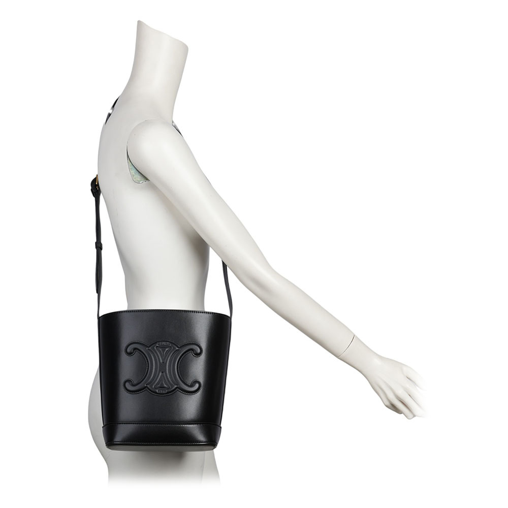 【CELINE】Triomphe 凱旋標誌壓印平滑牛皮小款水桶包(黑色)113783DU3.38NO