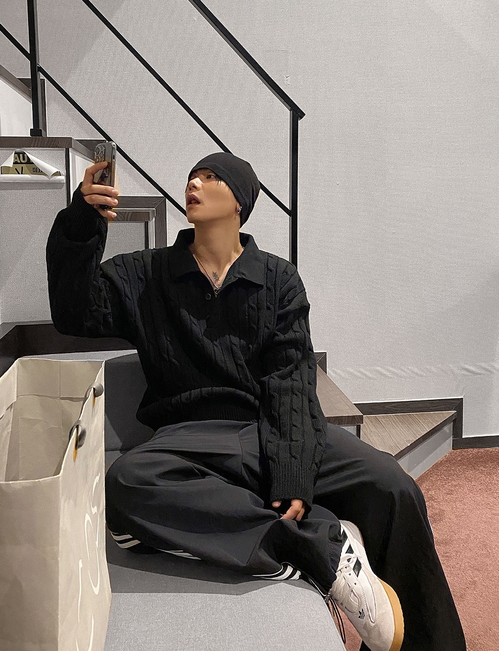 海報絞花領針織衫