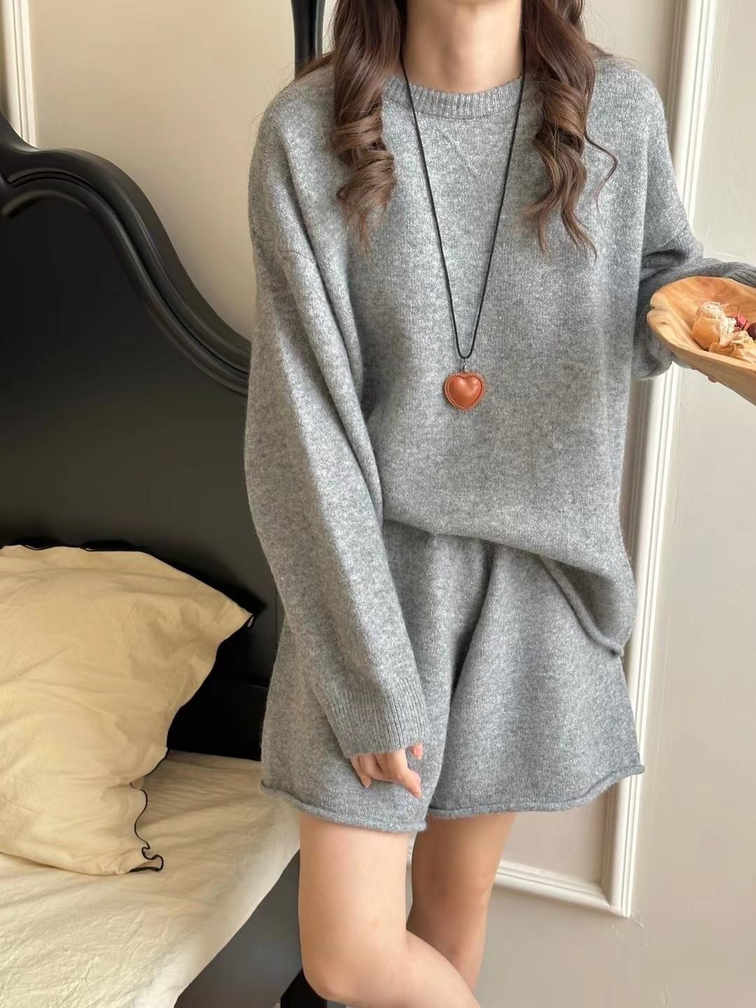 前V造型羊絨針織衣+羊絨短褲