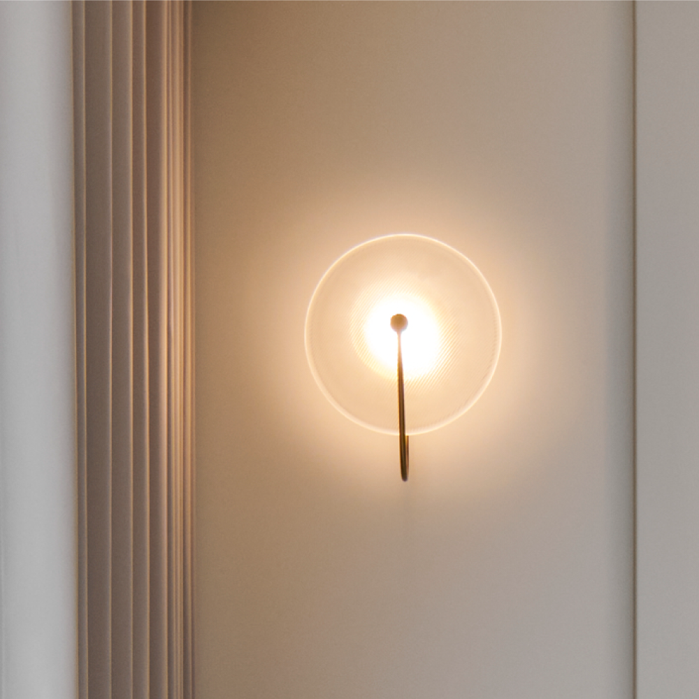 好萩家居|Ztül 壁燈,玻璃燈罩透露清亮光彩,好似一層薄霧,盡顯朦朧美。一體成形燈桿完美弧線。