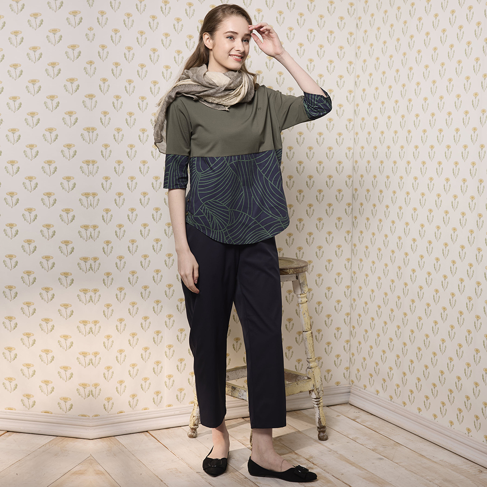 PIPPY 落肩下擺剪接葉脈圖騰圓領上衣 綠